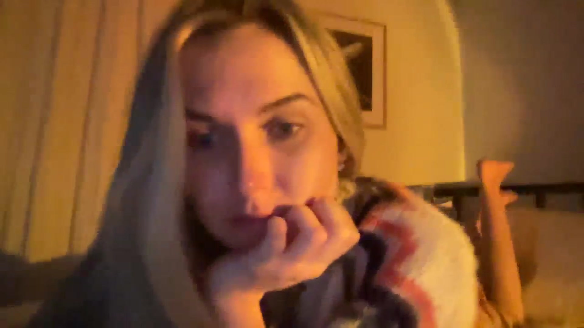 Gallery image thumbnail from cutiepiekayla's myfreecams stream on, 01/06/2024, 08:25 image 10 of 20