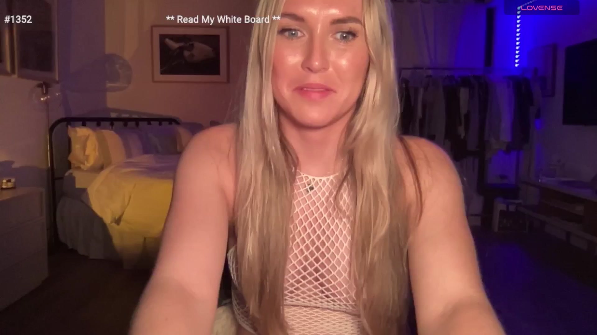Gallery image thumbnail from cutiepiekayla's myfreecams stream on, 04/18/2024, 04:02 image 17 of 20