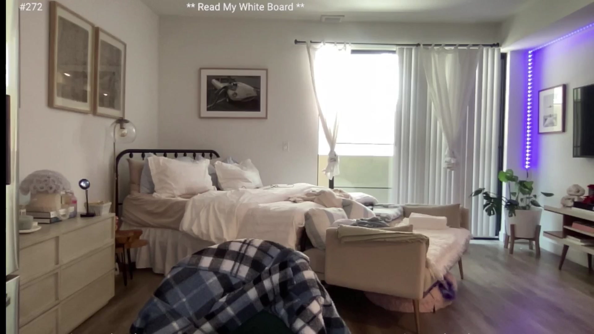 Gallery image thumbnail from cutiepiekayla's myfreecams stream on, 06/17/2024, 24:08 image 11 of 20