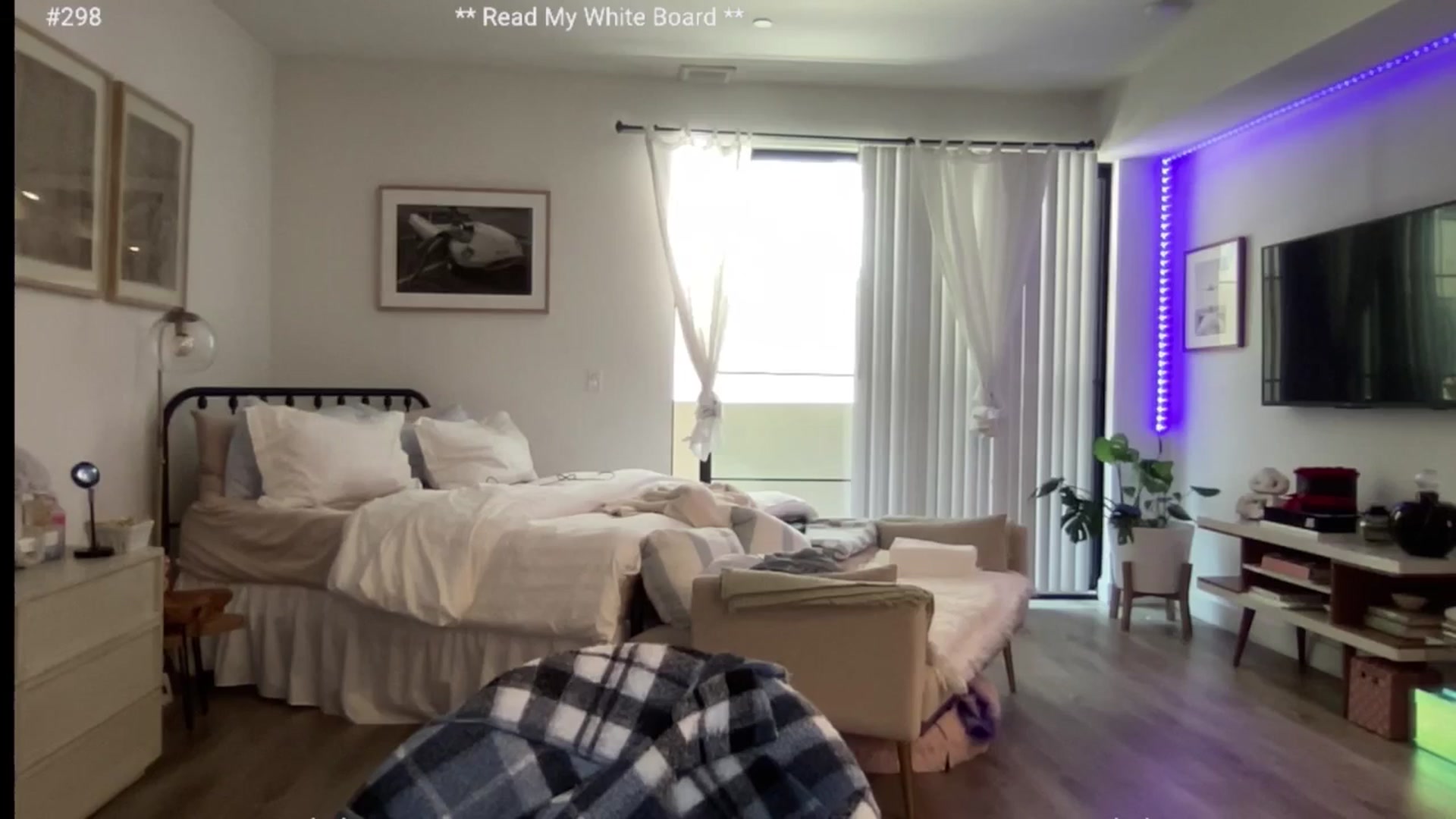 Gallery image thumbnail from cutiepiekayla's myfreecams stream on, 06/17/2024, 24:08 image 4 of 20