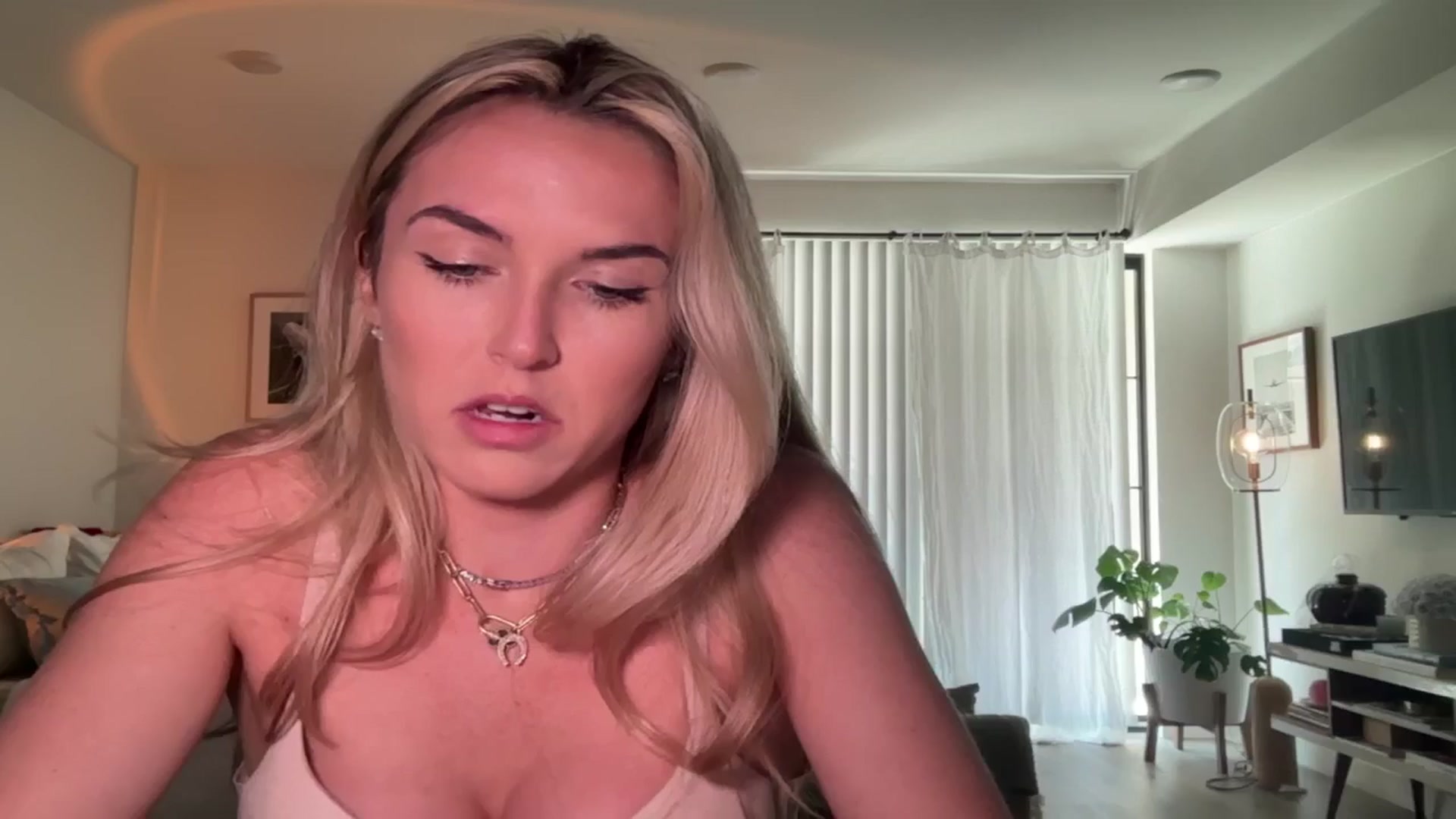 Gallery image thumbnail from cutiepiekayla's myfreecams stream on, 08/17/2024, 20:30 image 3 of 20