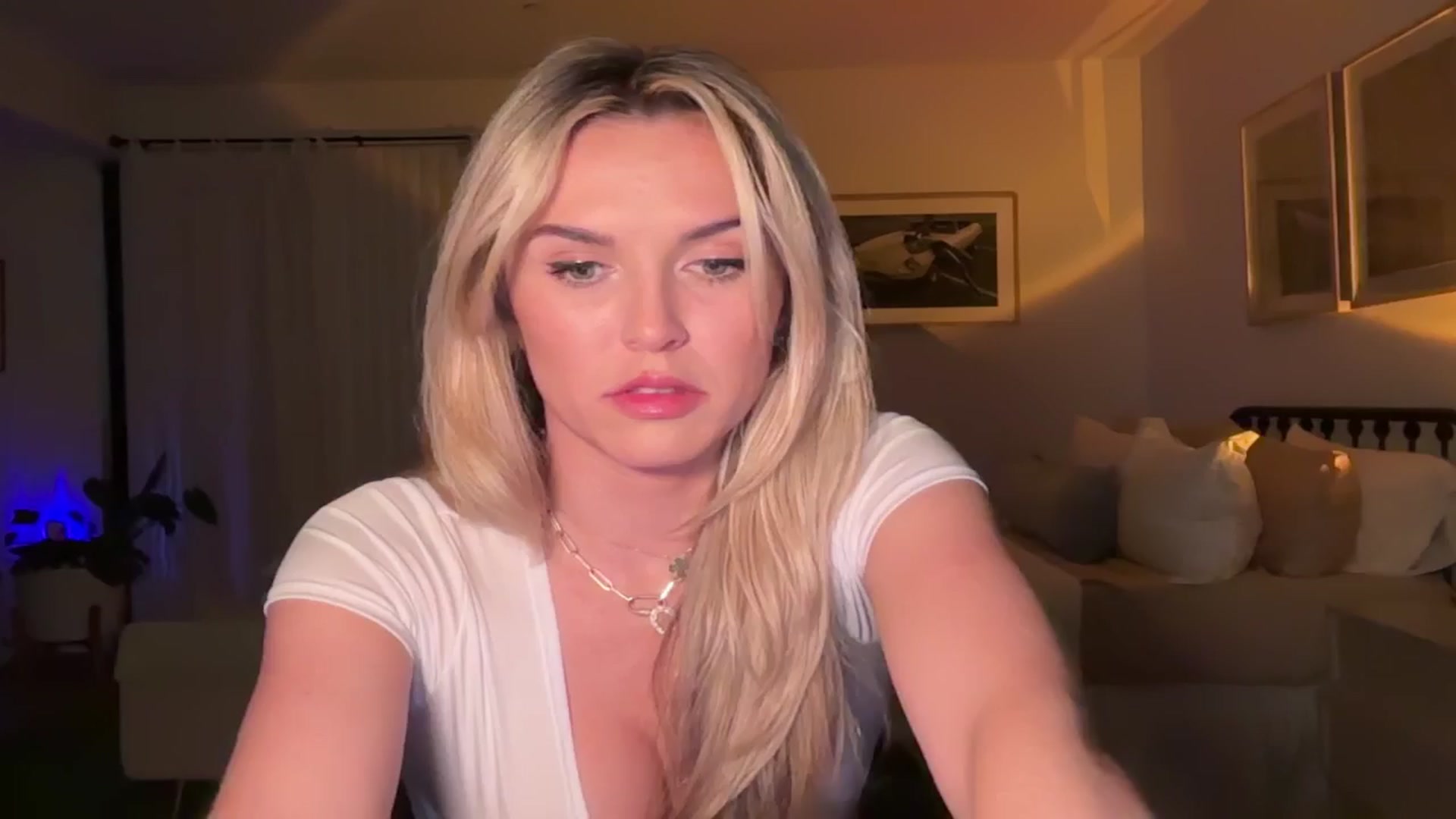 Gallery image thumbnail from cutiepiekayla's myfreecams stream on, 10/14/2024, 06:06 image 10 of 20