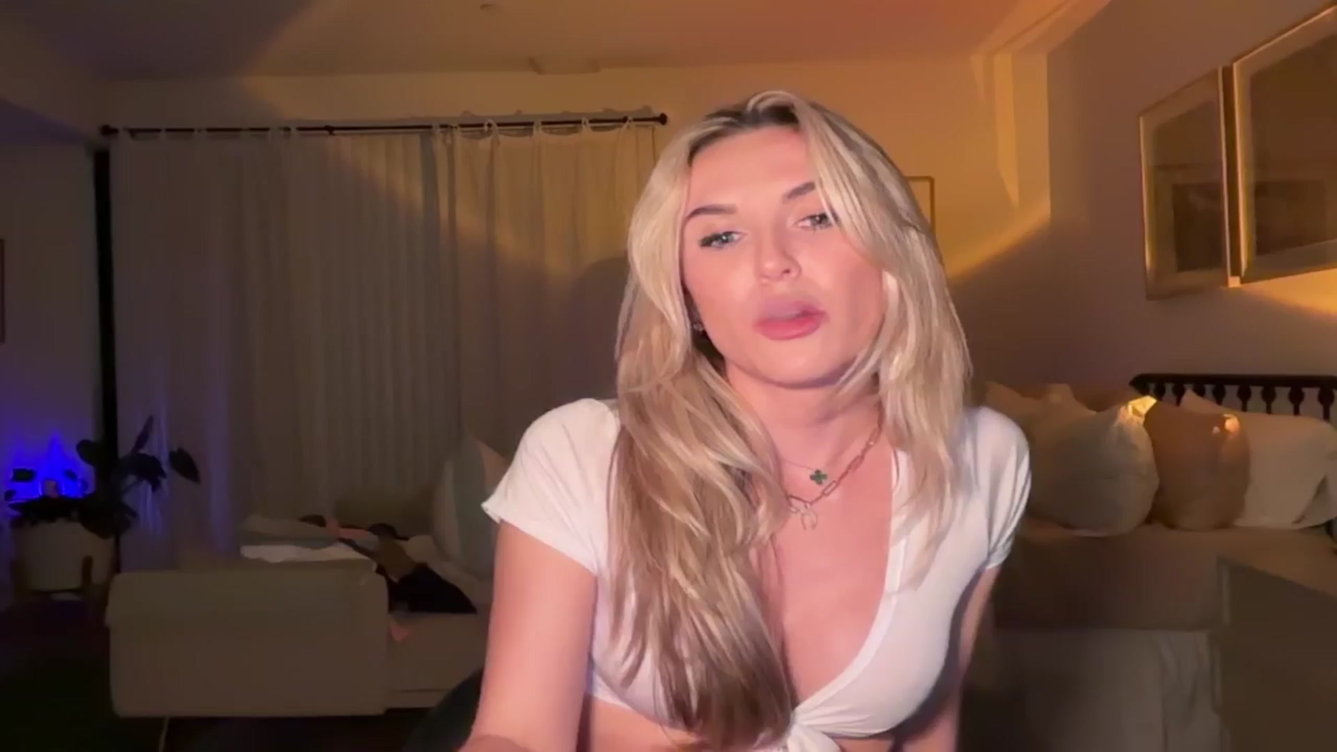 Gallery image thumbnail from cutiepiekayla's myfreecams stream on, 10/14/2024, 06:06 image 2 of 20