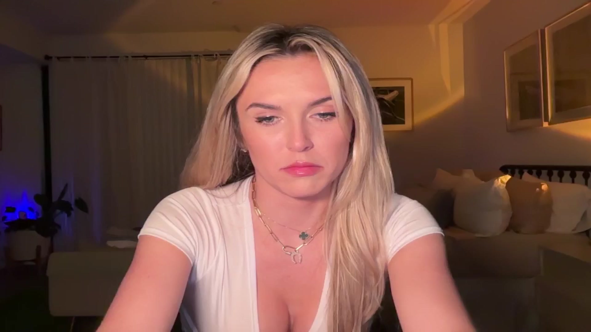 Gallery image thumbnail from cutiepiekayla's myfreecams stream on, 10/14/2024, 06:06 image 8 of 20