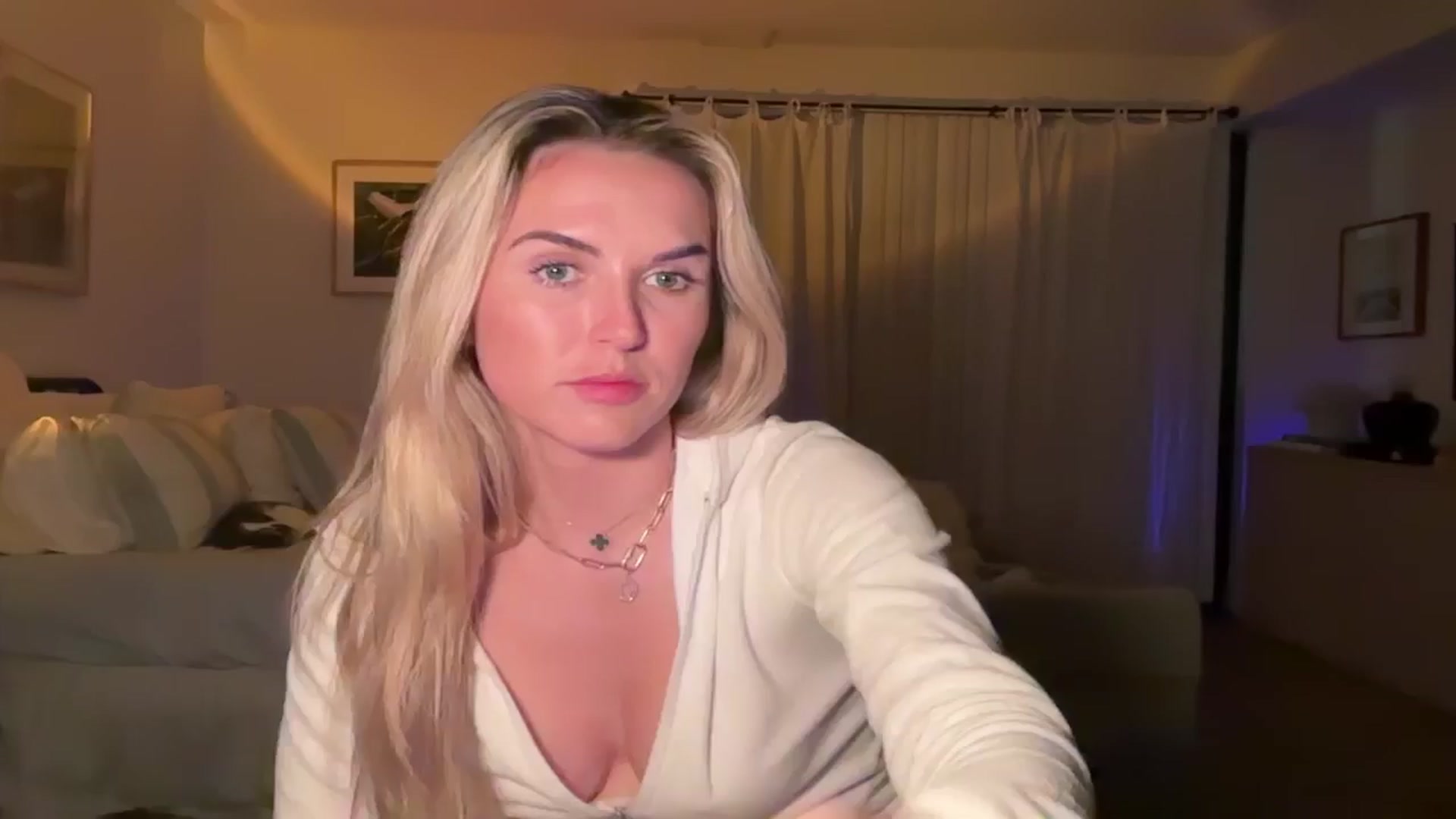 Gallery image thumbnail from cutiepiekayla's myfreecams stream on, 10/27/2024, 08:41 image 16 of 20