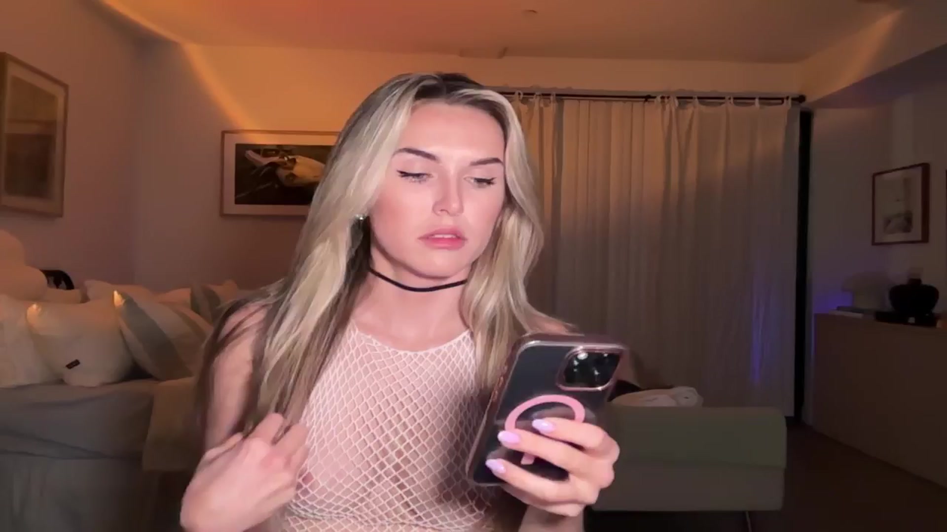 Gallery image thumbnail from cutiepiekayla's myfreecams stream on, 10/28/2024, 03:38 image 8 of 20