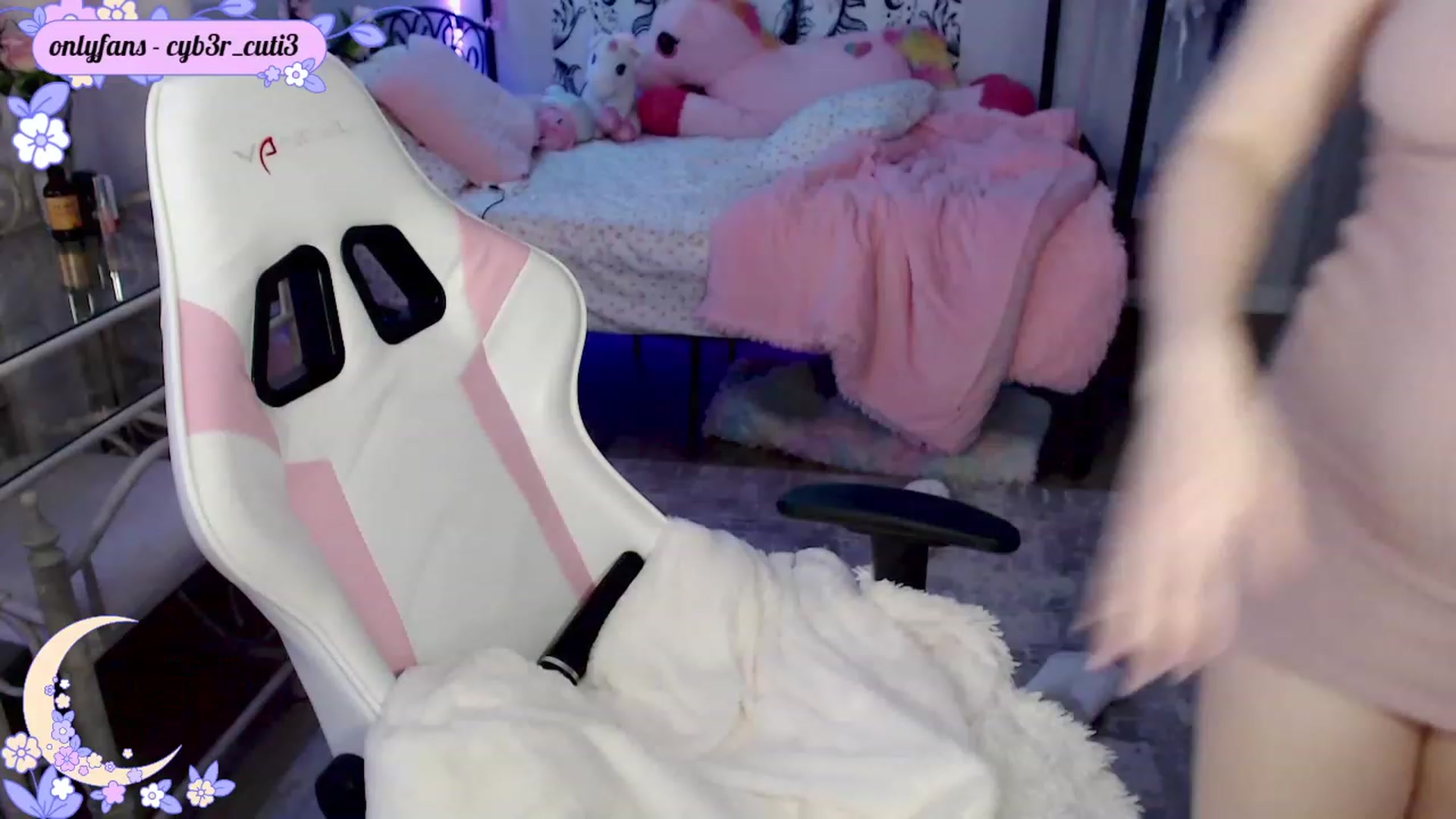 Gallery image thumbnail from cyb3r_cuti3's myfreecams stream on, 11/22/2022, 01:32 image 3 of 20