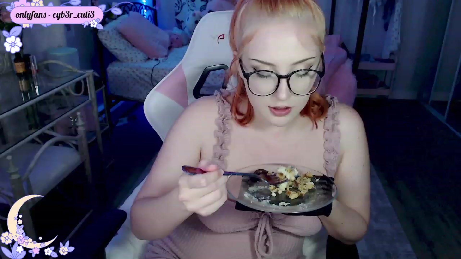 Gallery image thumbnail from cyb3r_cuti3's myfreecams stream on, 11/22/2022, 01:32 image 1 of 20