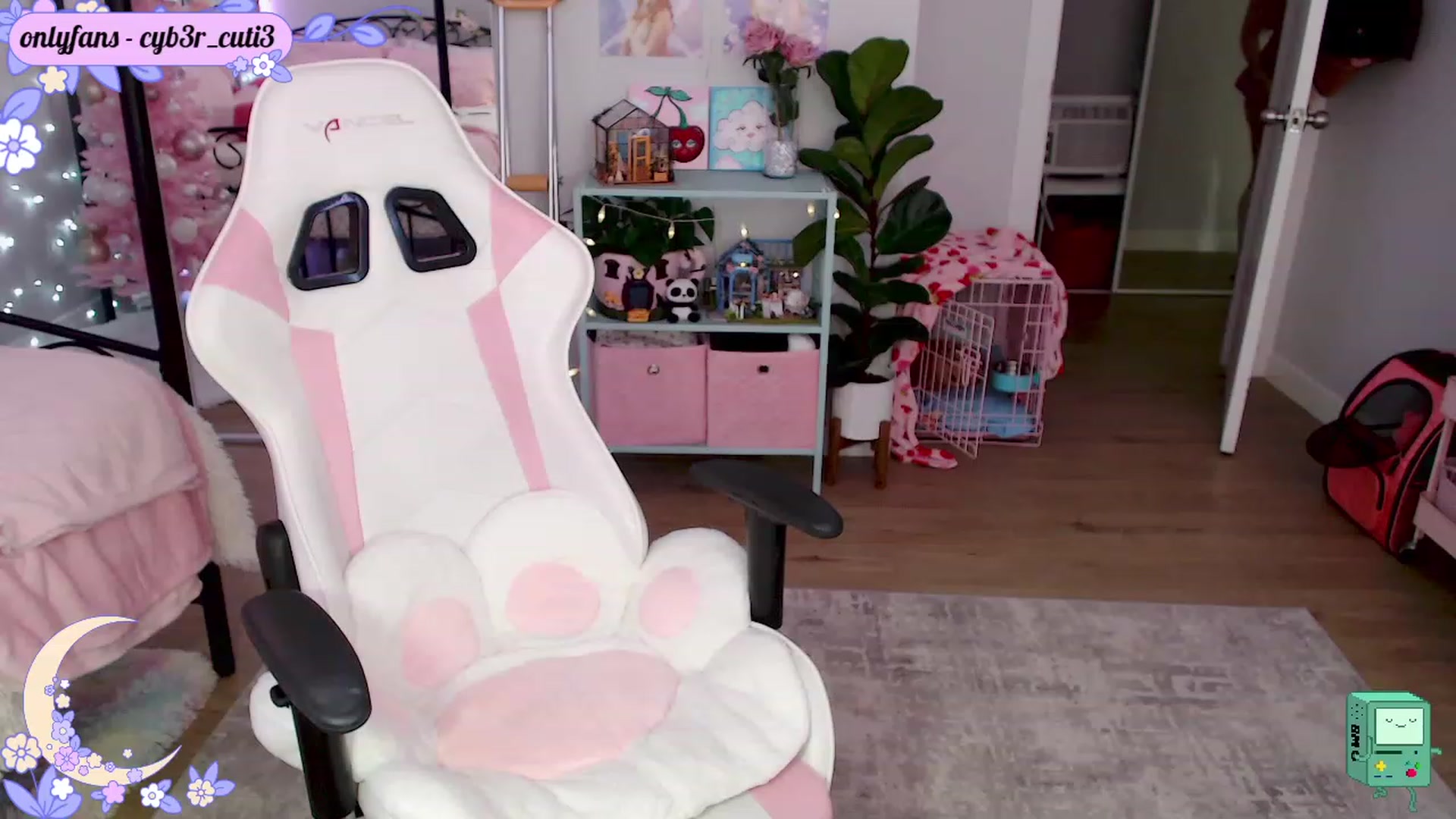 Gallery image thumbnail from cyb3r_cuti3's myfreecams stream on, 12/18/2022, 23:30 image 5 of 20
