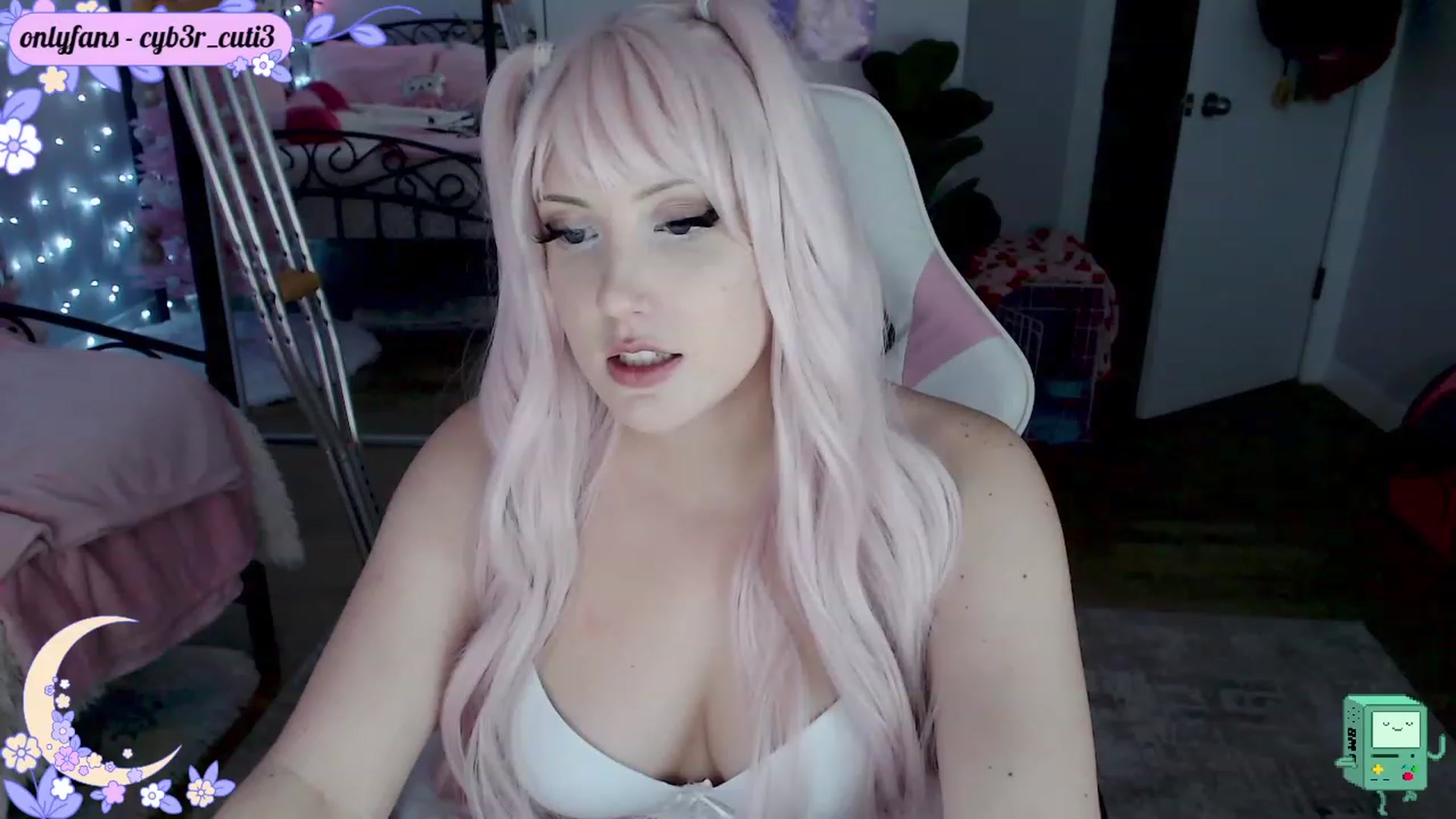 Gallery image thumbnail from cyb3r_cuti3's myfreecams stream on, 12/19/2022, 24:05 image 17 of 20