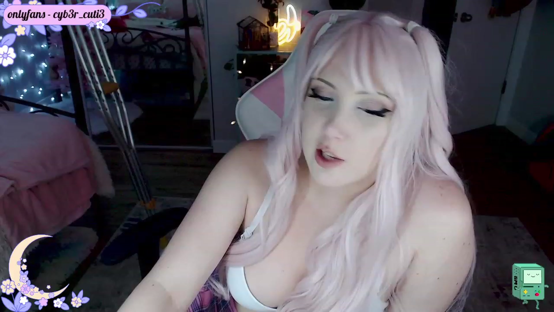 Gallery image thumbnail from cyb3r_cuti3's myfreecams stream on, 12/19/2022, 01:33 image 20 of 20