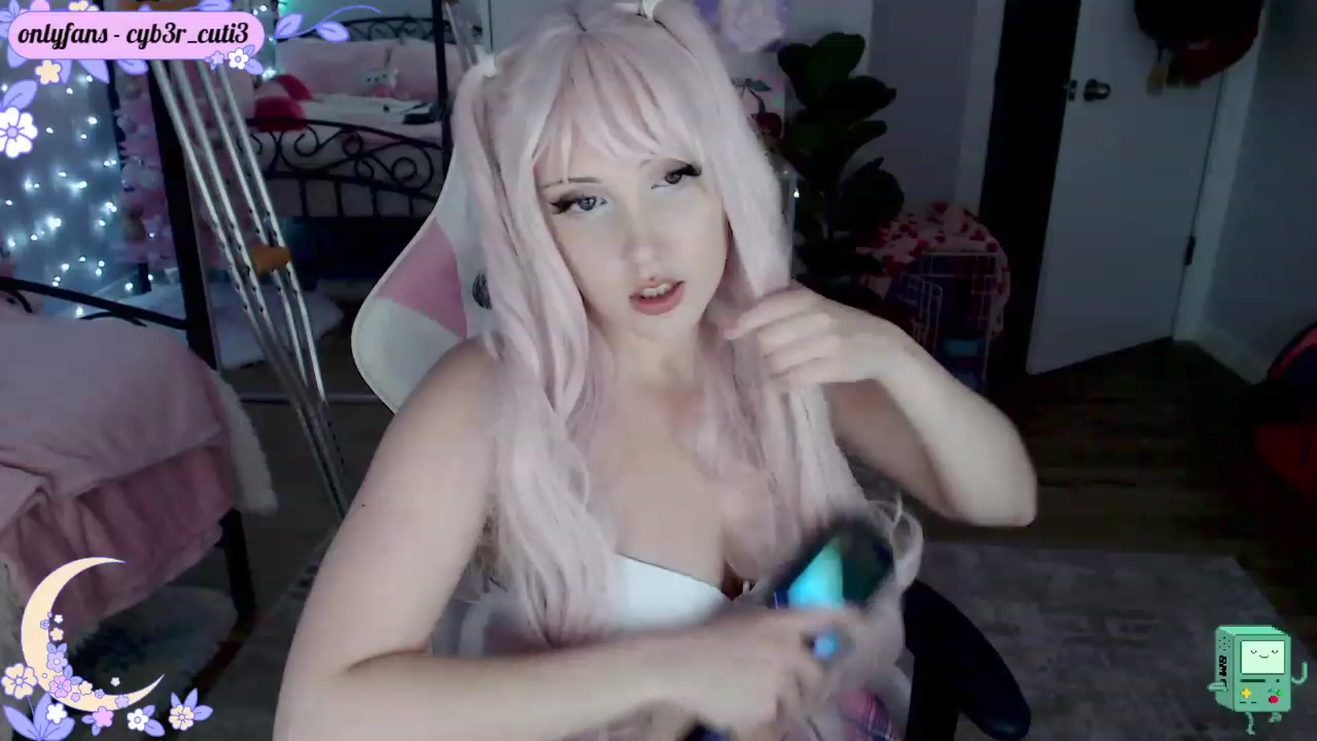 Gallery image thumbnail from cyb3r_cuti3's myfreecams stream on, 12/19/2022, 01:33 image 15 of 20