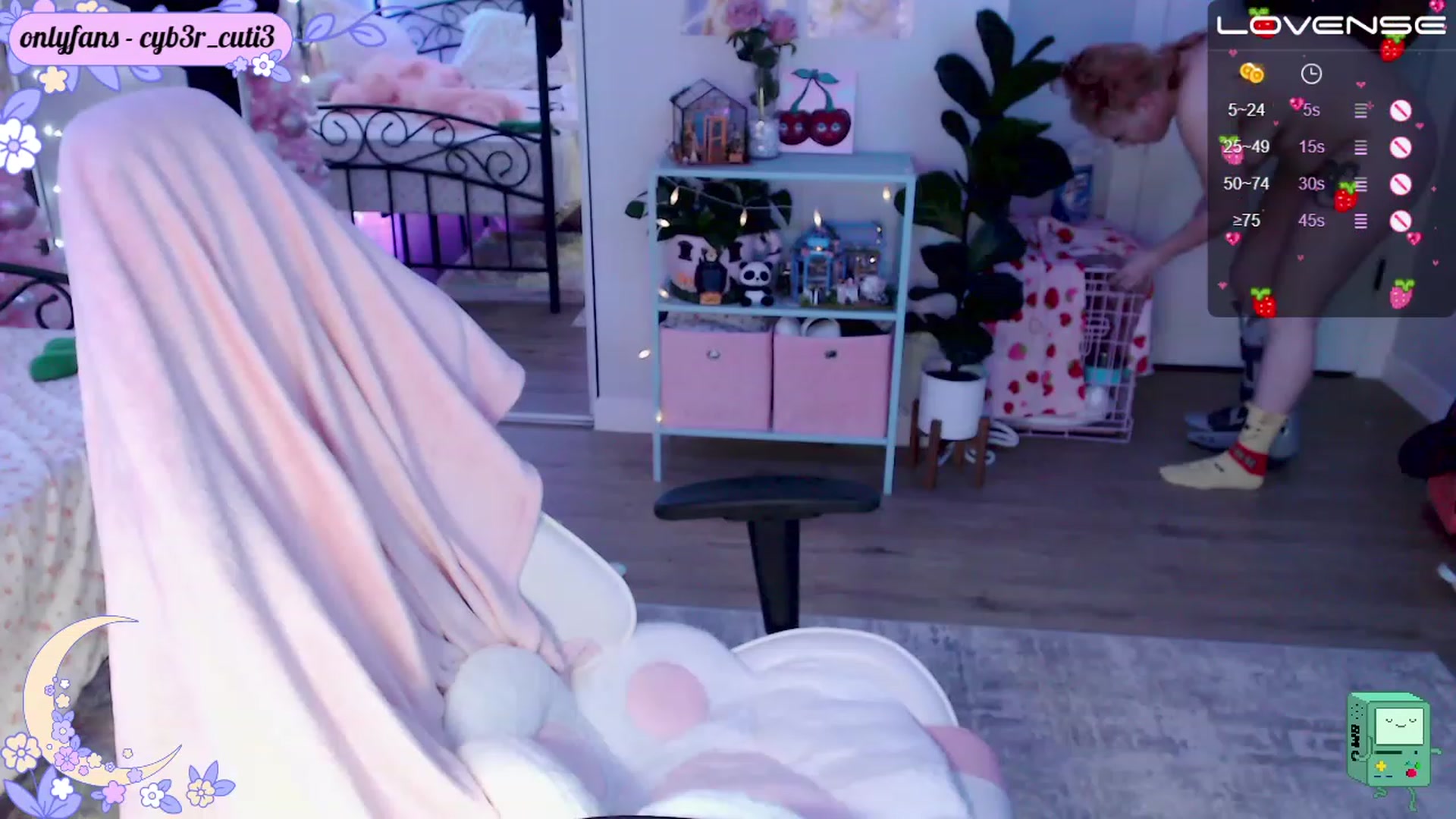 Gallery image thumbnail from cyb3r_cuti3's myfreecams stream on, 12/22/2022, 24:00 image 19 of 20