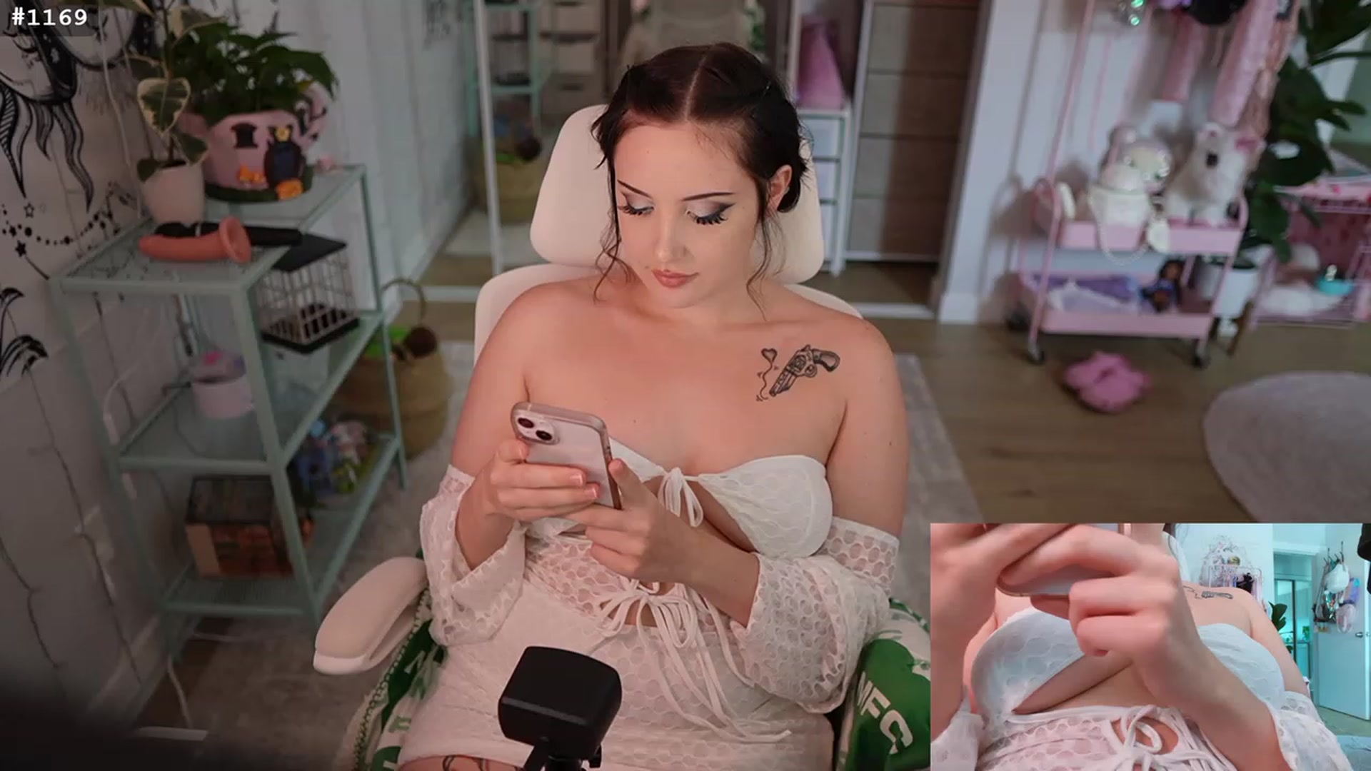 Gallery image thumbnail from cyb3r_cuti3's myfreecams stream on, 07/23/2023, 24:01 image 13 of 20