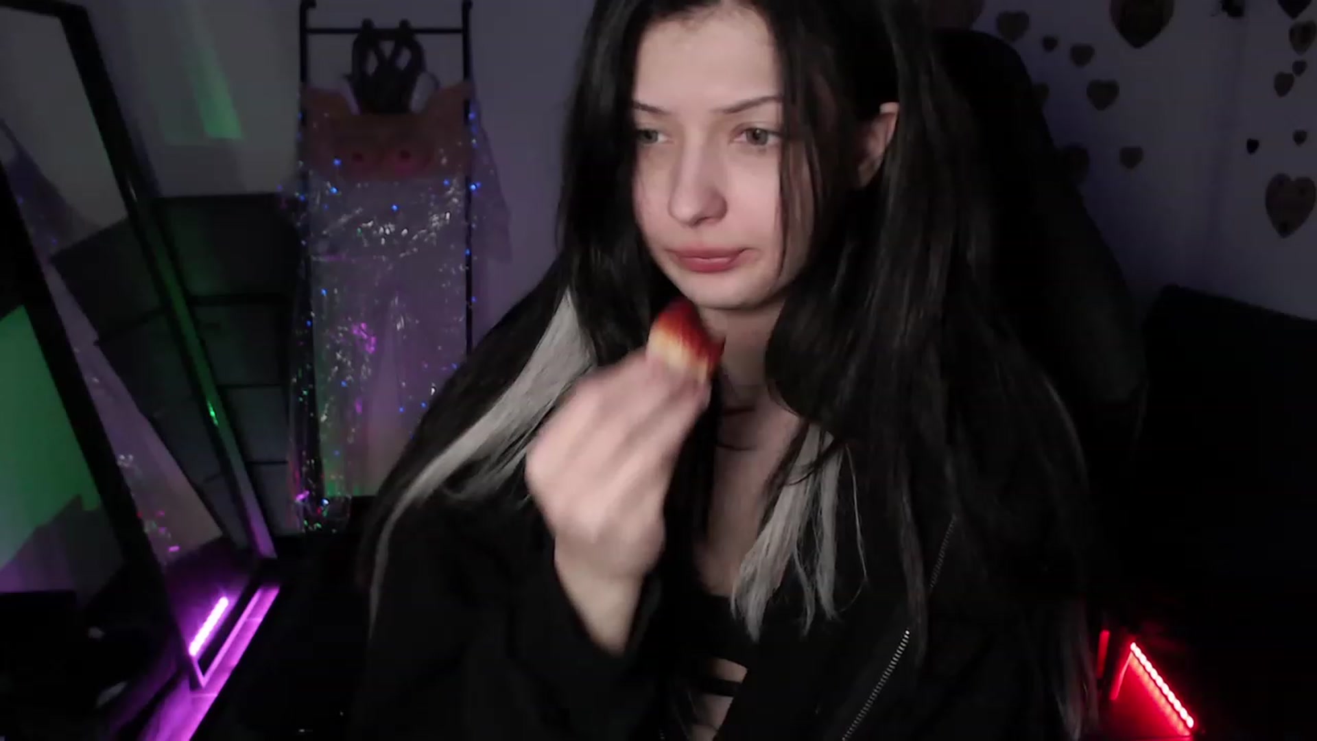 Gallery image thumbnail from dRoomToAvoi's myfreecams stream on, 07/26/2023, 04:25 image 16 of 20