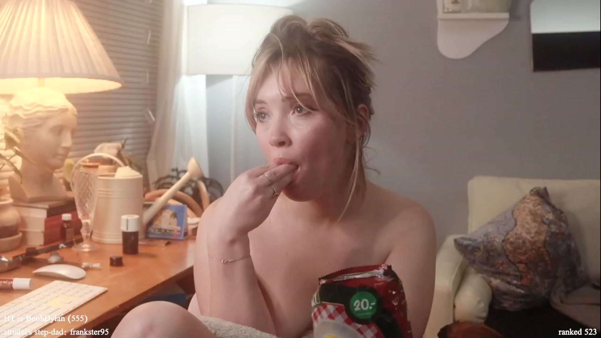 Gallery image thumbnail from daddyissues's myfreecams stream on, 12/04/2023, 07:48 image 10 of 20