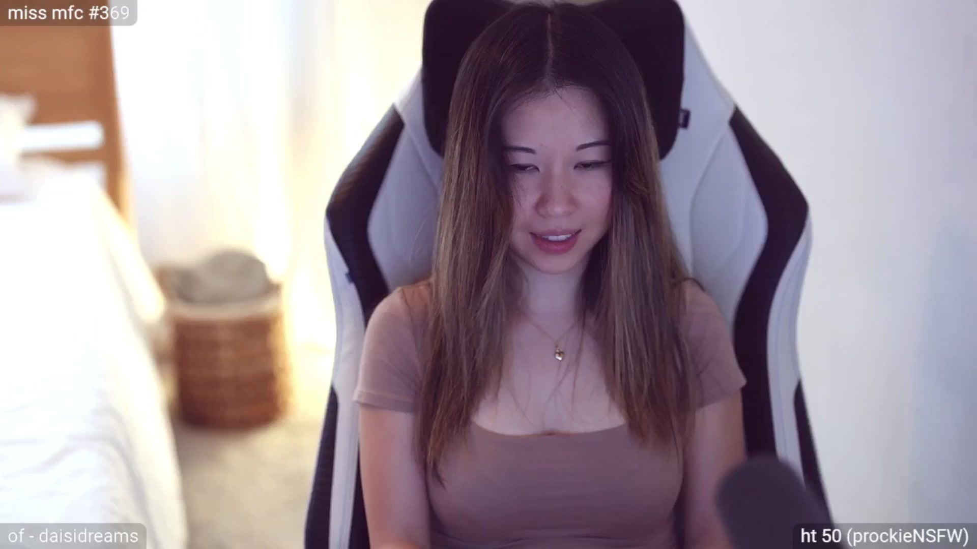Gallery image thumbnail from daisii's myfreecams stream on, 07/19/2024, 24:49 image 6 of 20