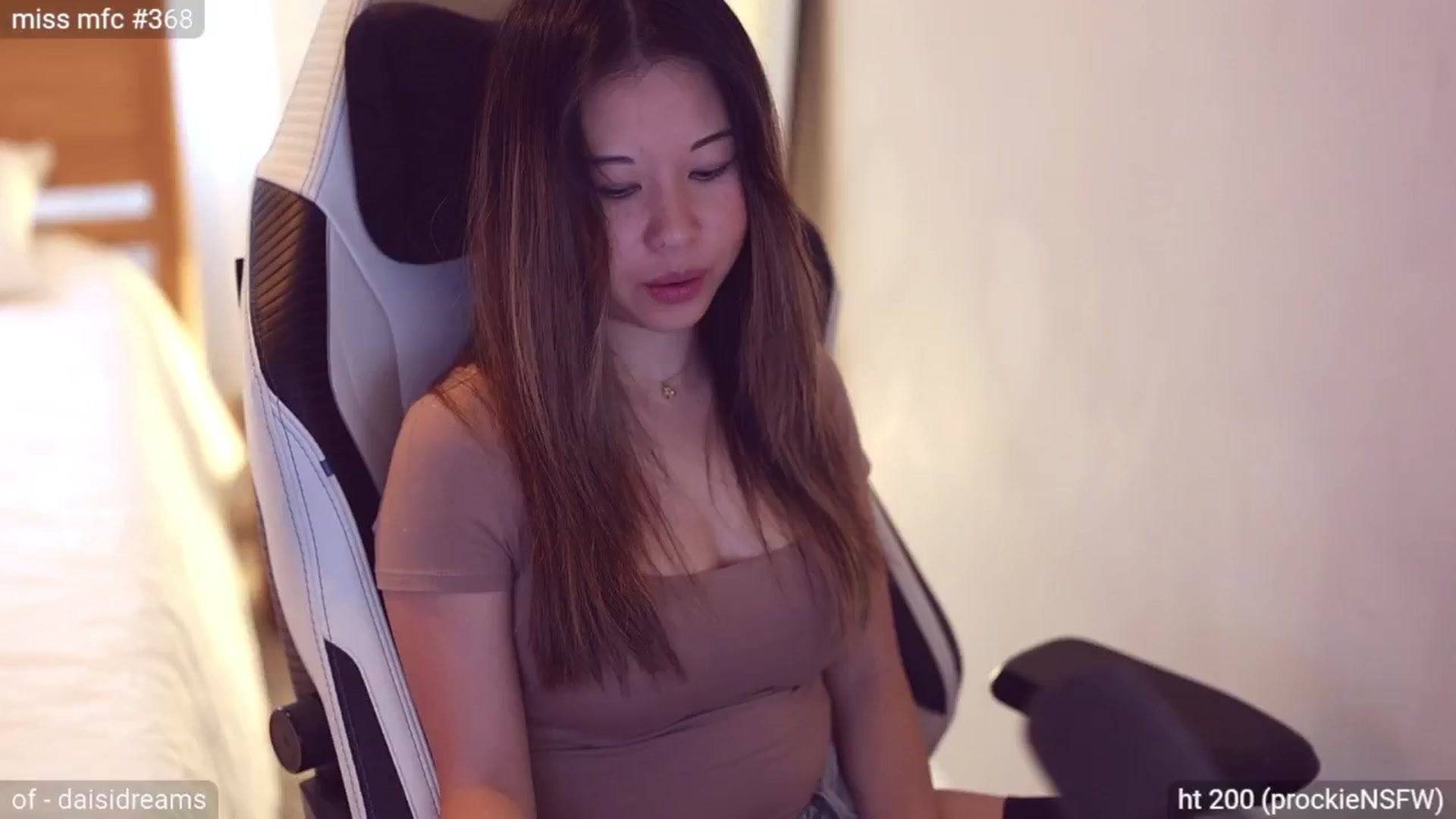 Gallery image thumbnail from daisii's myfreecams stream on, 07/19/2024, 24:49 image 14 of 20