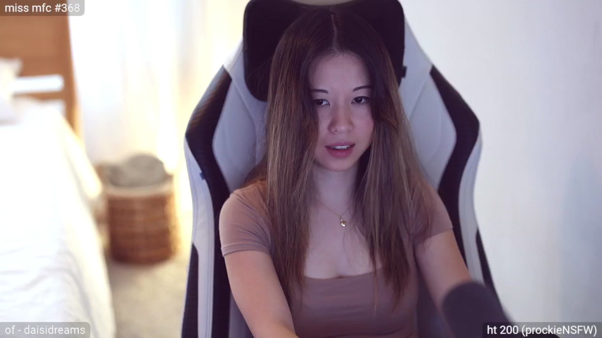 Gallery image thumbnail from daisii's myfreecams stream on, 07/19/2024, 24:49 image 7 of 20