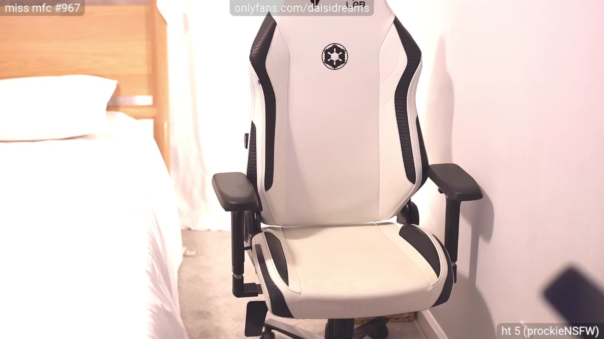 Gallery image thumbnail from daisii's myfreecams stream on, 08/17/2024, 01:41 image 1 of 20
