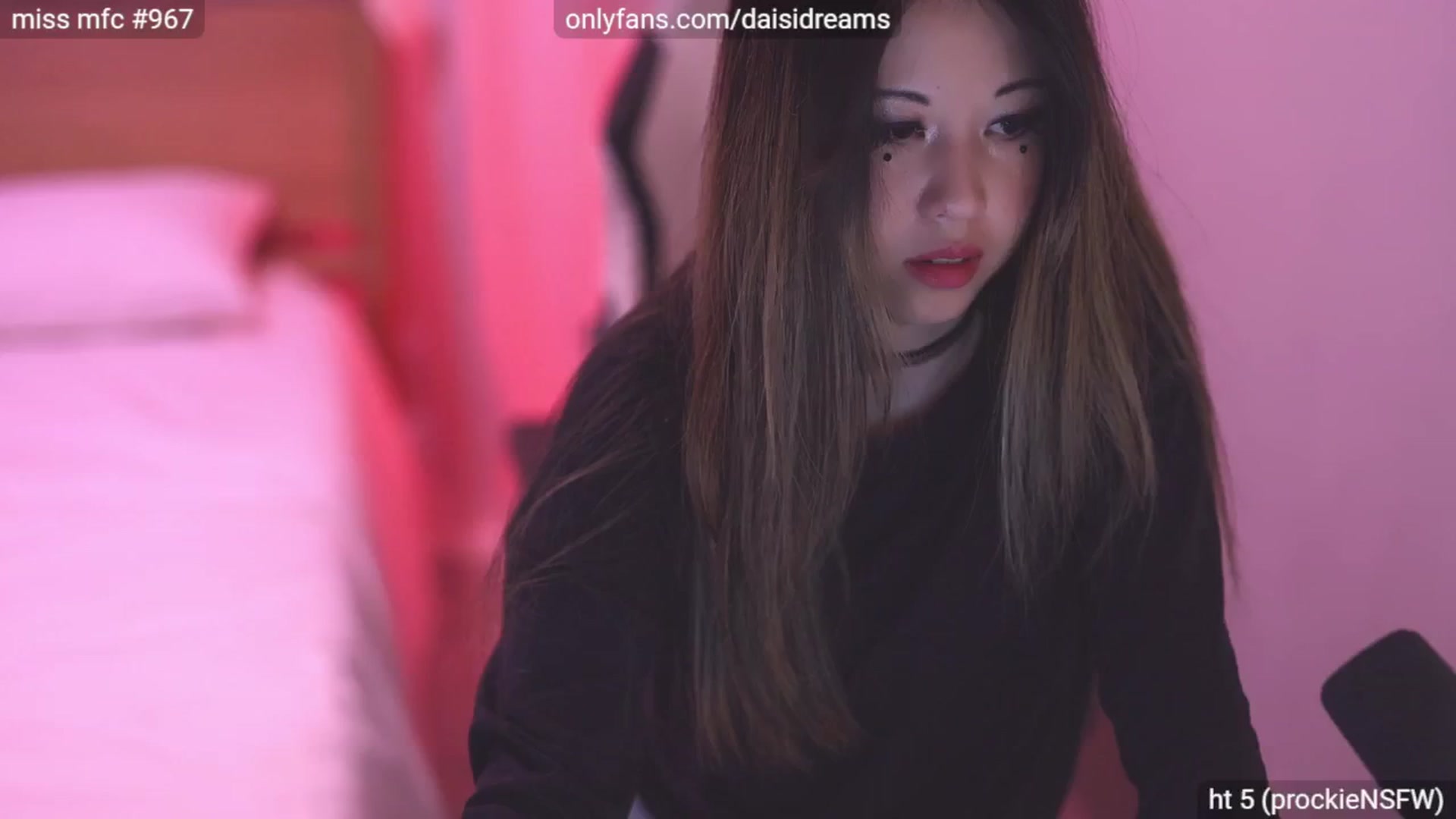 Gallery image thumbnail from daisii's myfreecams stream on, 08/17/2024, 01:41 image 17 of 20