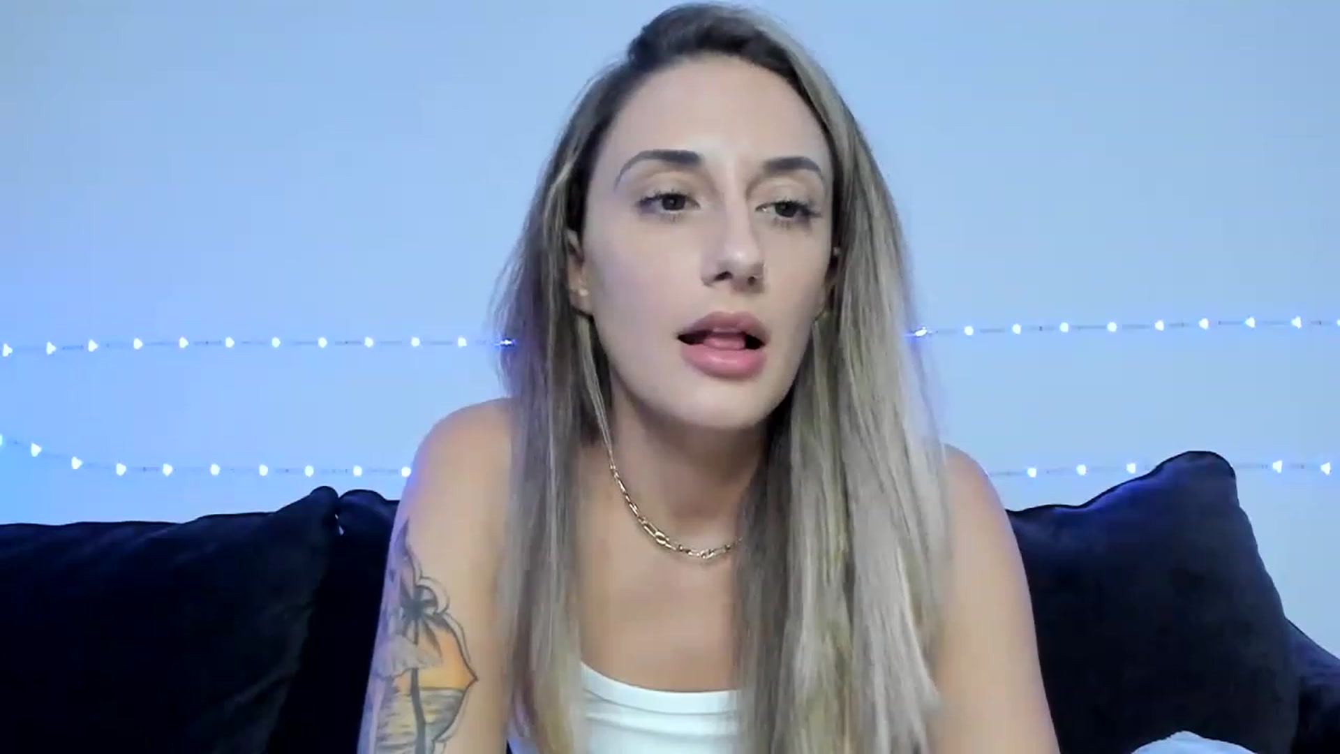 Gallery image thumbnail from daniluv_'s myfreecams stream on, 11/28/2022, 24:04 image 8 of 20