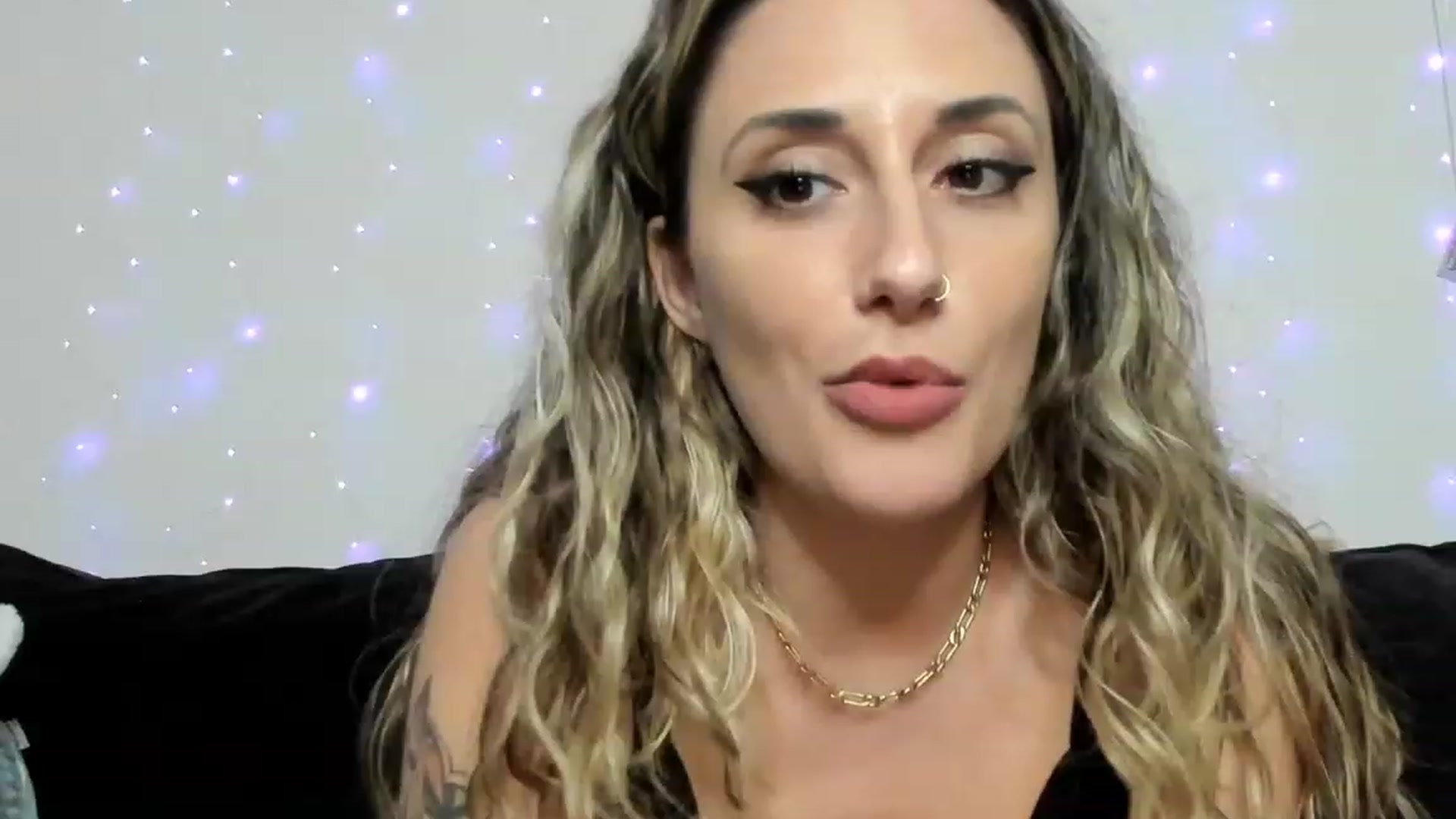 Gallery image thumbnail from daniluv_'s myfreecams stream on, 12/04/2022, 01:38 image 3 of 20
