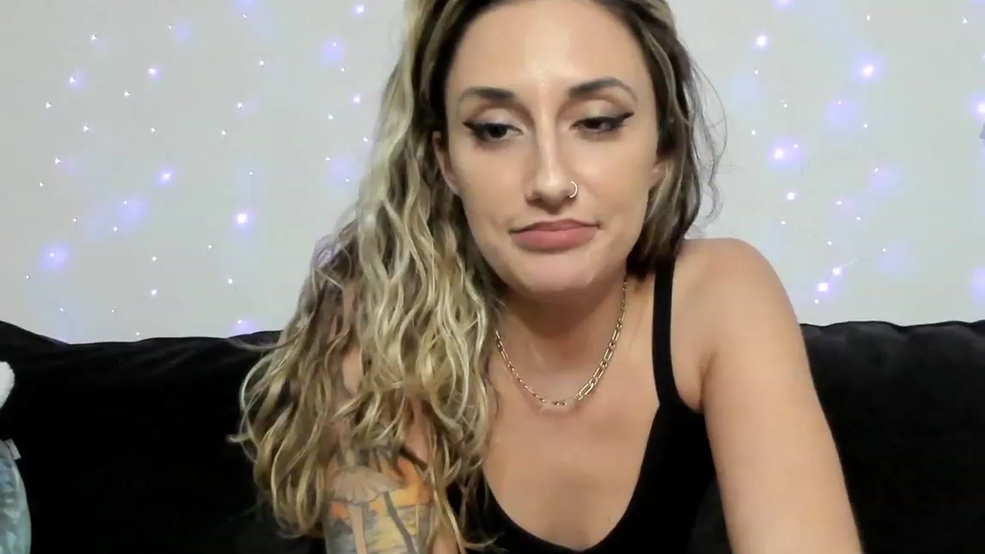 Gallery image thumbnail from daniluv_'s myfreecams stream on, 12/04/2022, 01:38 image 15 of 20