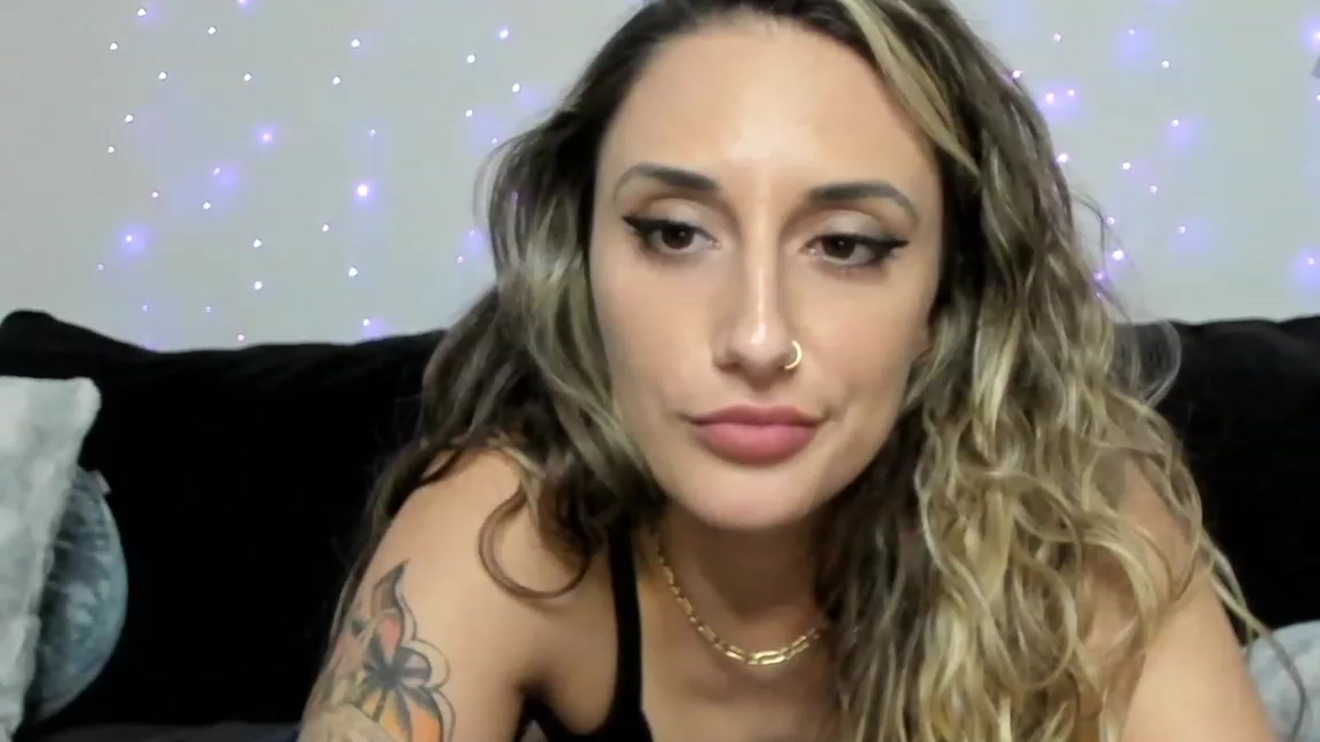 Gallery image thumbnail from daniluv_'s myfreecams stream on, 12/04/2022, 02:18 image 2 of 20