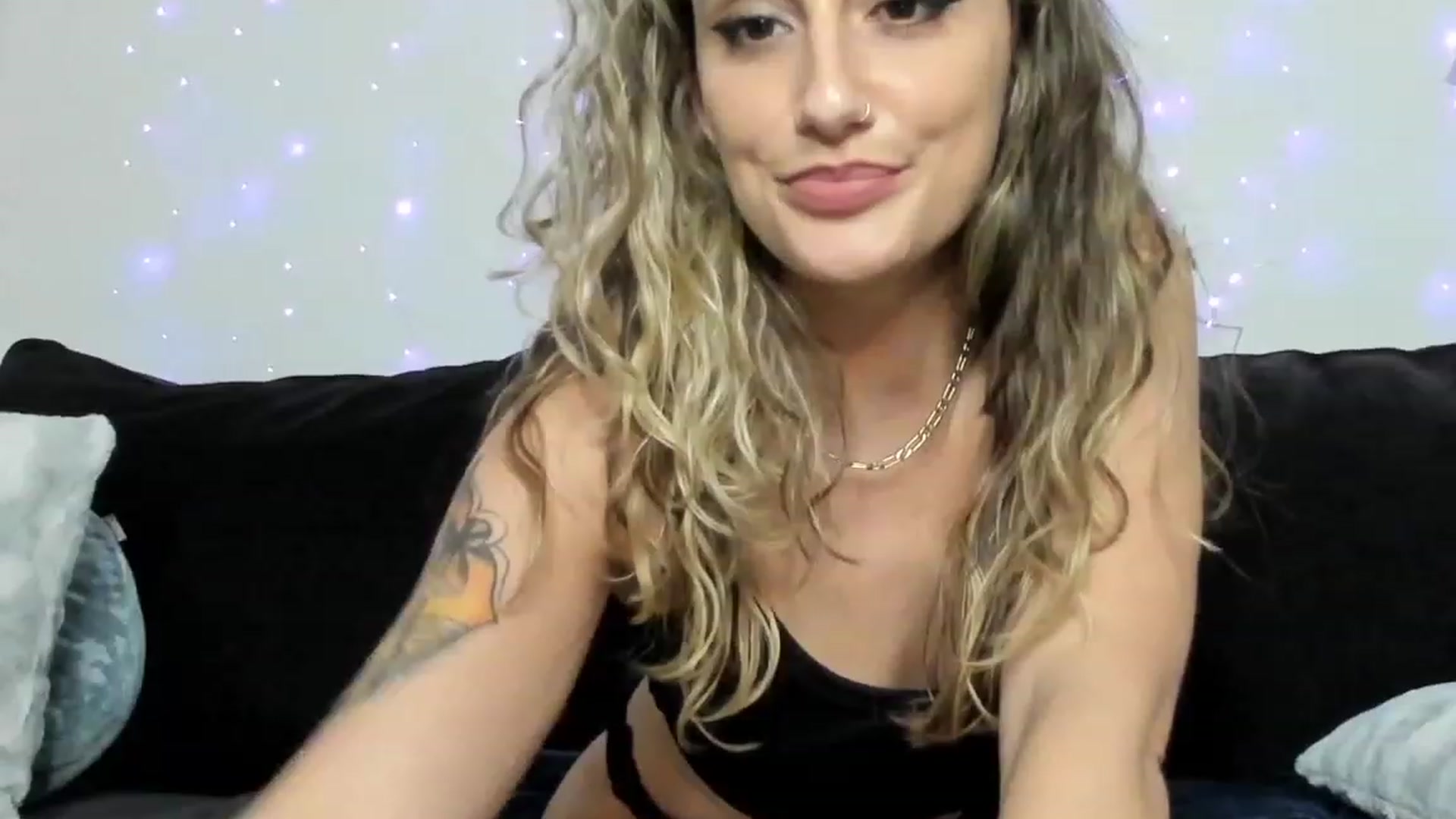 Gallery image thumbnail from daniluv_'s myfreecams stream on, 12/04/2022, 02:18 image 15 of 20