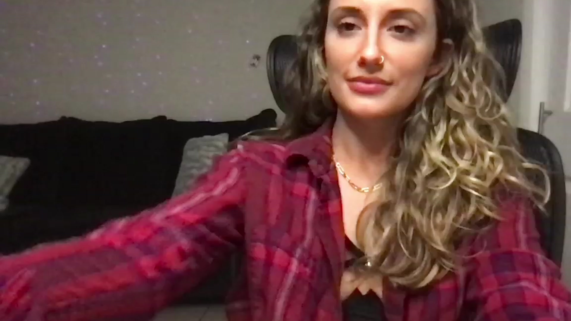 Gallery image thumbnail from daniluv_'s myfreecams stream on, 12/12/2022, 04:08 image 19 of 20