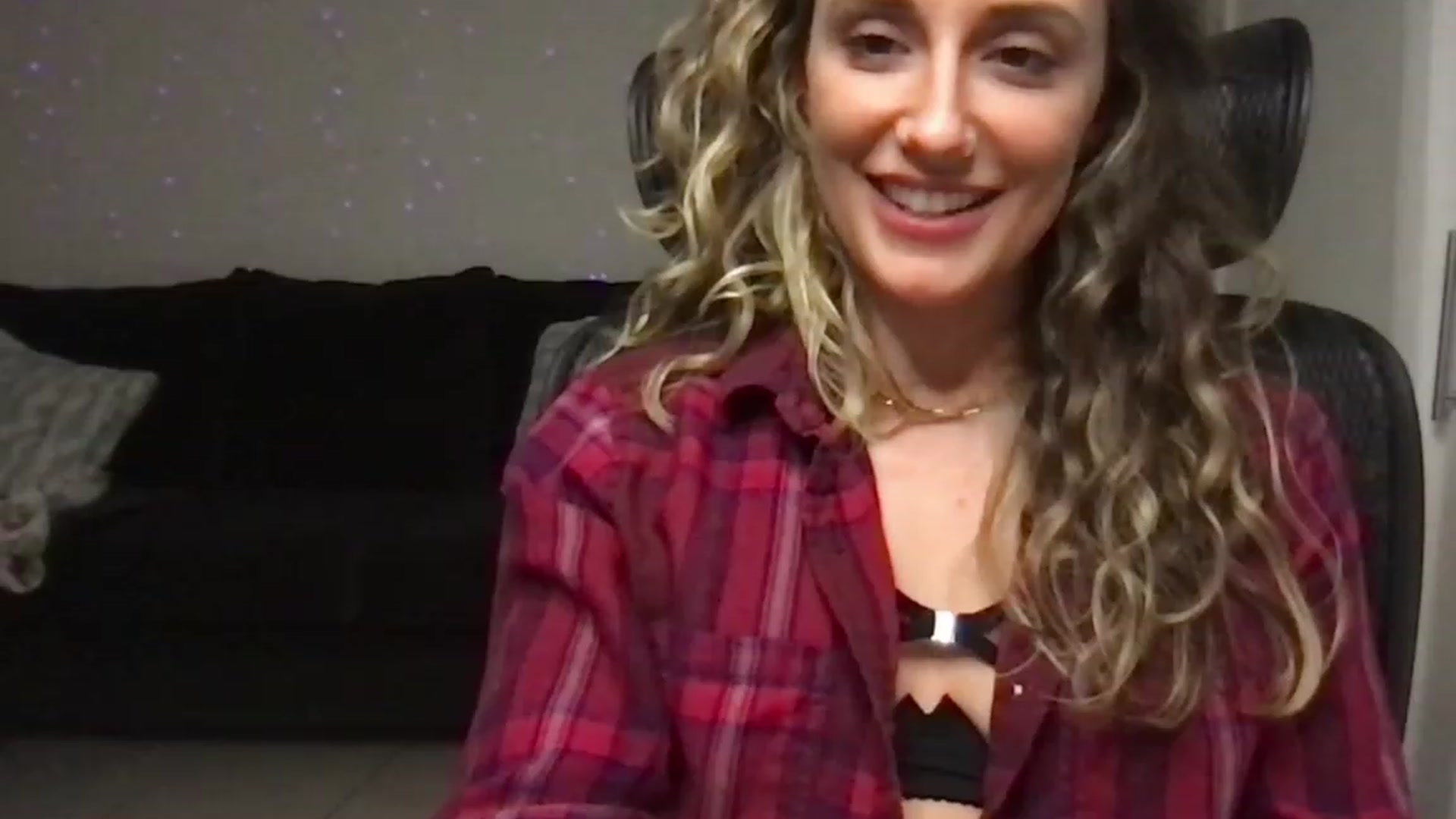 Gallery image thumbnail from daniluv_'s myfreecams stream on, 12/12/2022, 04:08 image 16 of 20