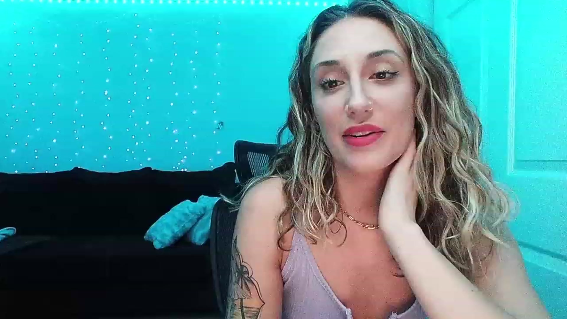 Gallery image thumbnail from daniluv_'s myfreecams stream on, 12/19/2022, 02:25 image 6 of 20