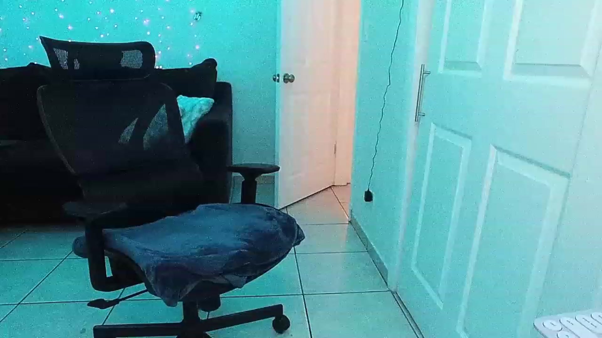 Gallery image thumbnail from daniluv_'s myfreecams stream on, 12/19/2022, 02:25 image 20 of 20