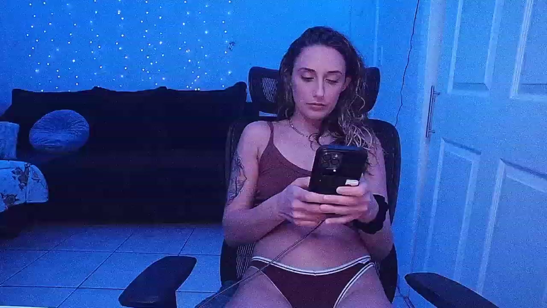 Gallery image thumbnail from daniluv_'s myfreecams stream on, 12/21/2022, 03:47 image 10 of 20