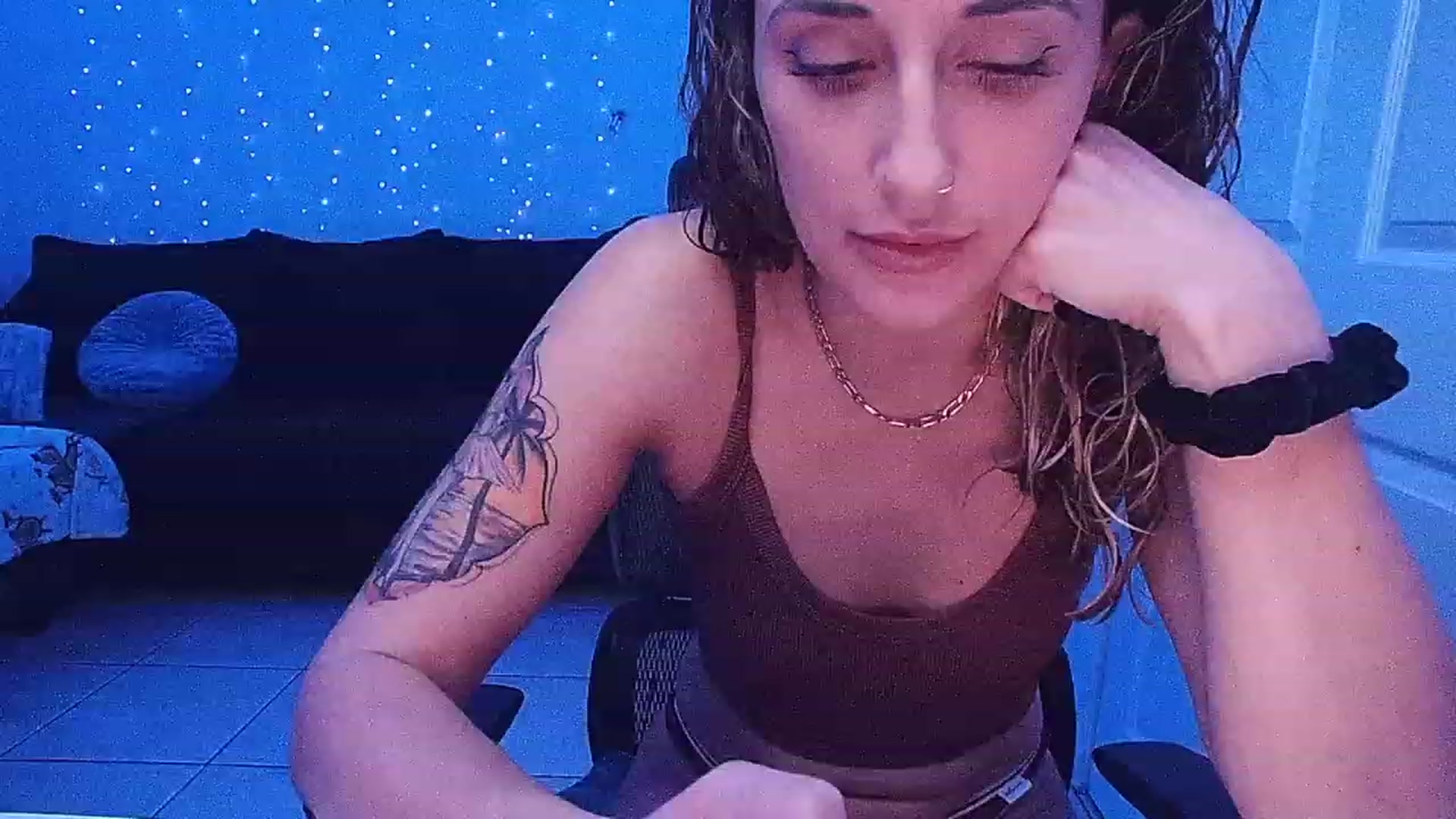 Gallery image thumbnail from daniluv_'s myfreecams stream on, 12/21/2022, 03:47 image 6 of 20