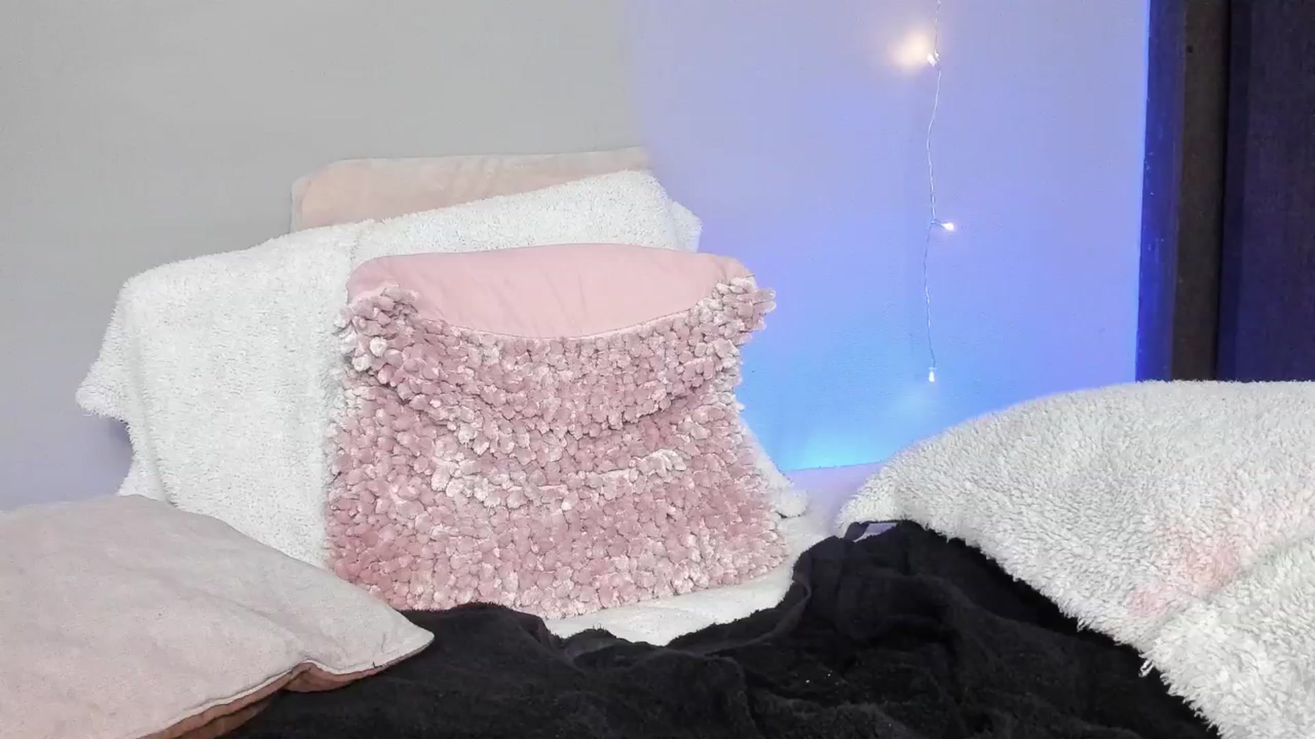 Gallery image thumbnail from dariadiaz_'s myfreecams stream on, 04/16/2025, 18:53 image 7 of 20