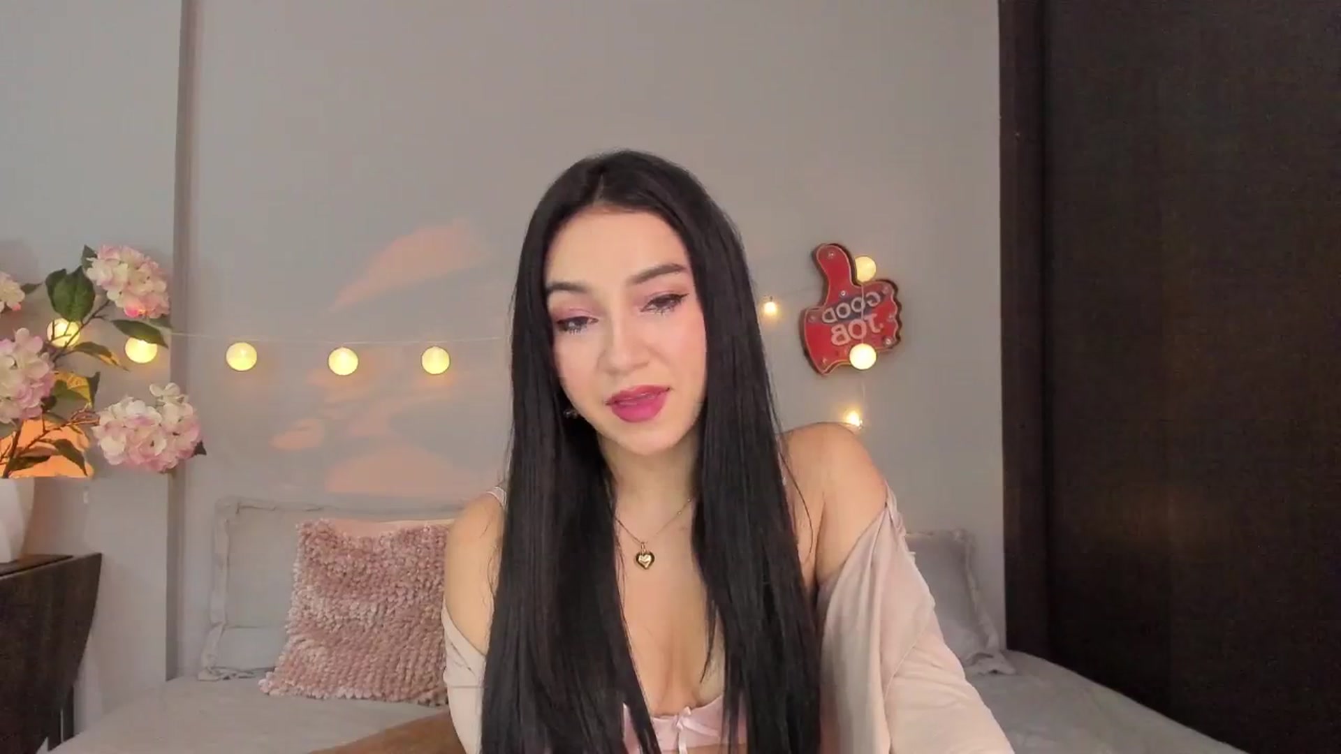 Gallery image thumbnail from dariadiaz_'s myfreecams stream on, 05/17/2025, 16:40 image 15 of 20