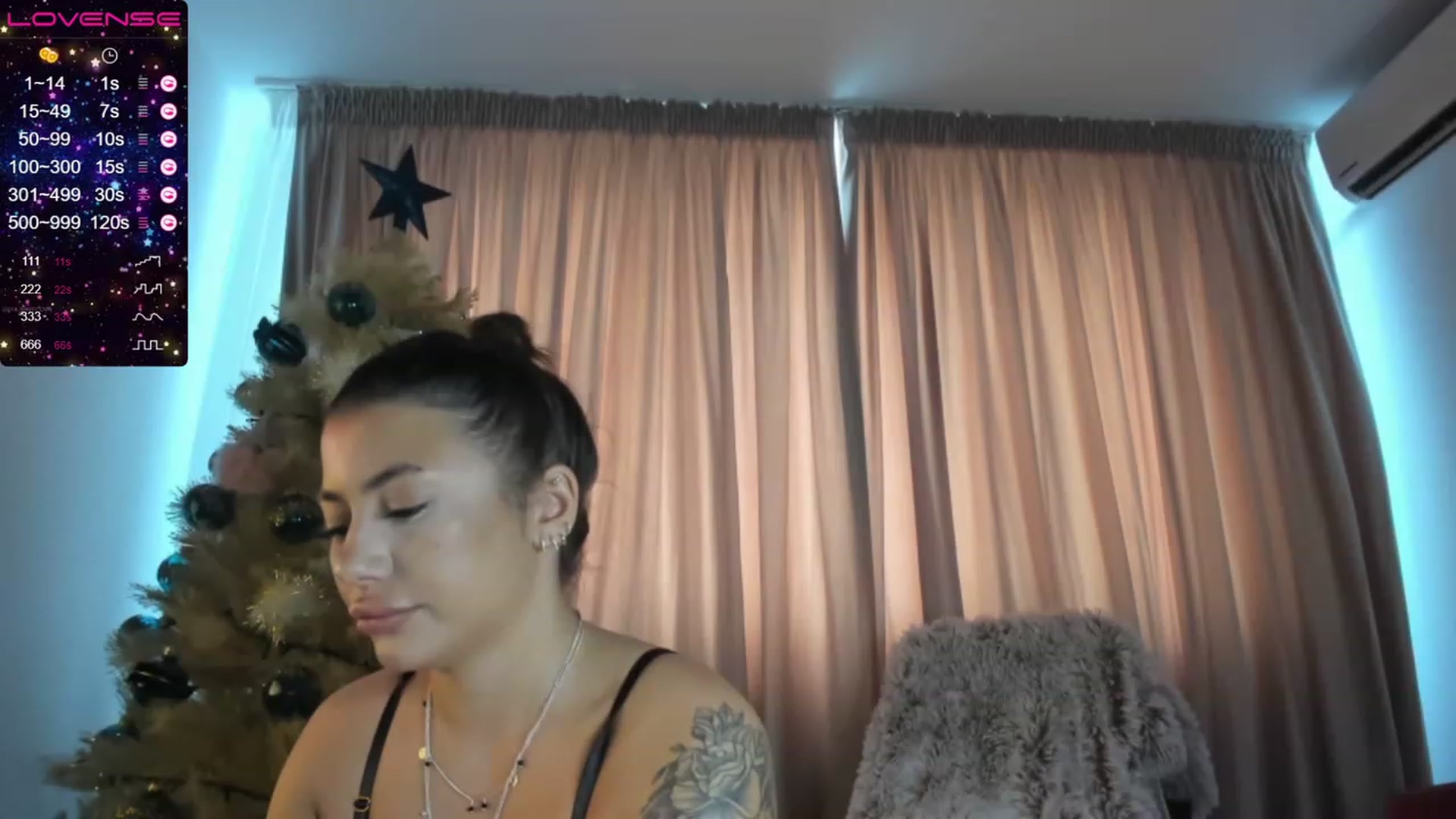 Gallery image thumbnail from denisse_world's myfreecams stream on, 11/28/2022, 10:47 image 10 of 20