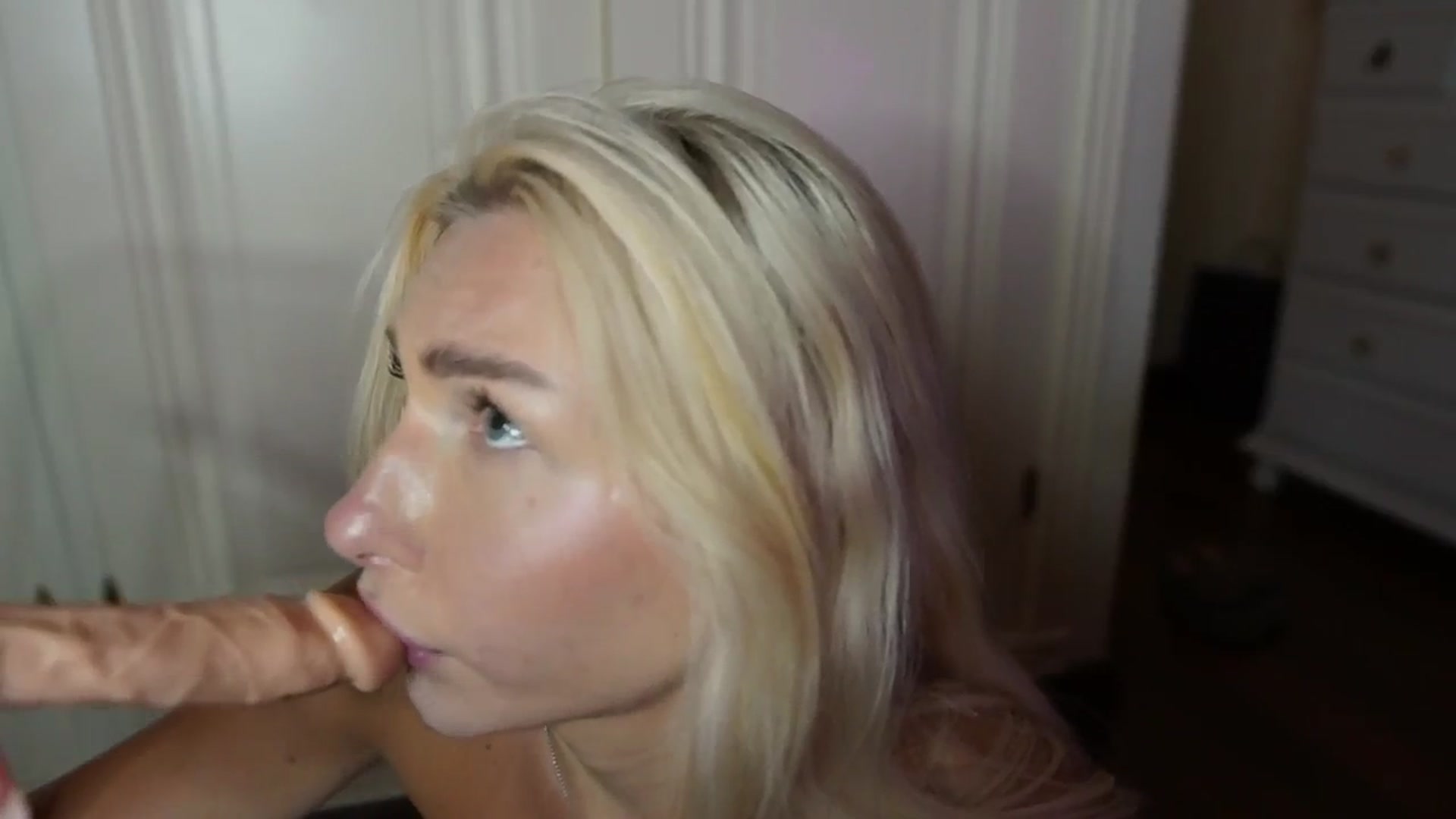 Gallery image thumbnail from dianarozy's myfreecams stream on, 05/20/2024, 21:10 image 6 of 20
