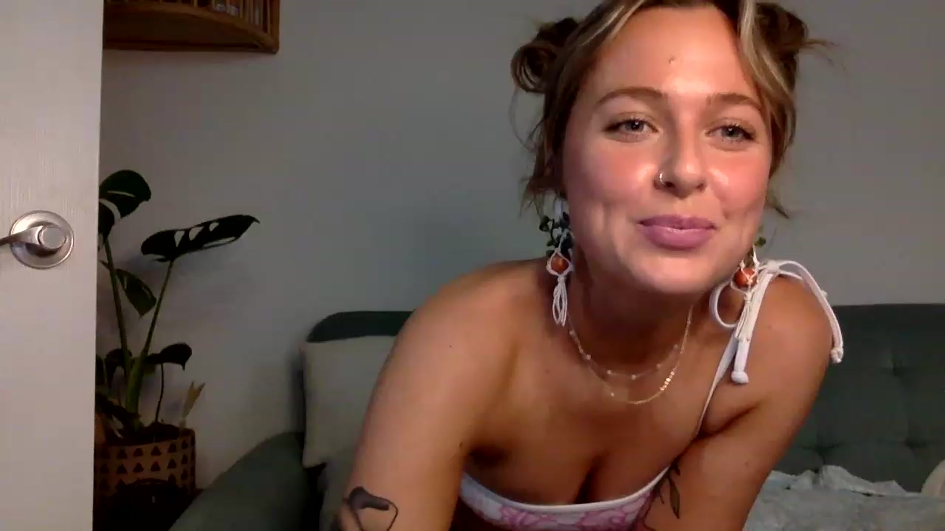 Gallery image thumbnail from dimples4life's myfreecams stream on, 04/28/2023, 01:50 image 13 of 20