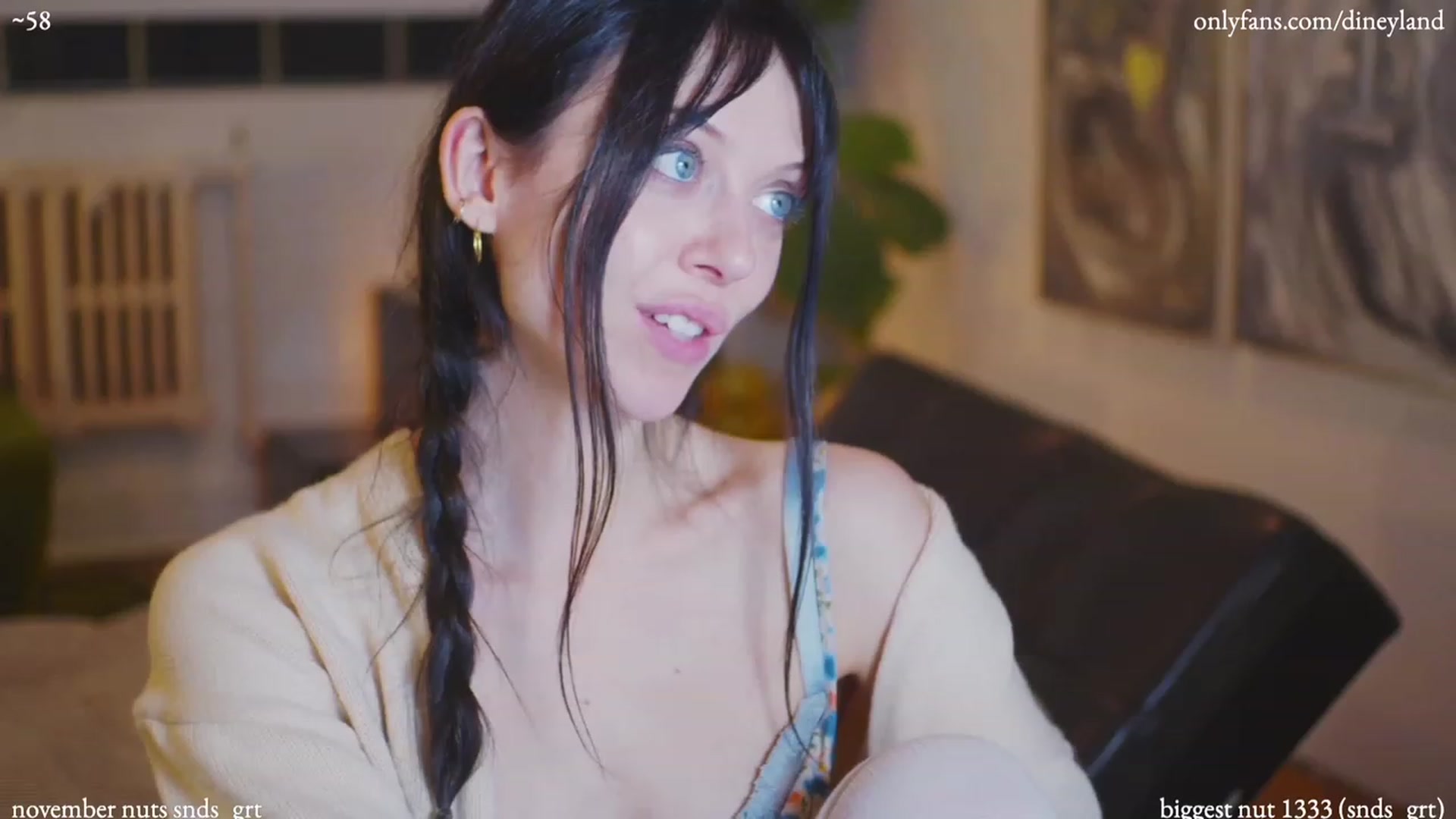 Gallery image thumbnail from diney_'s myfreecams stream on, 11/26/2022, 07:39 image 5 of 20