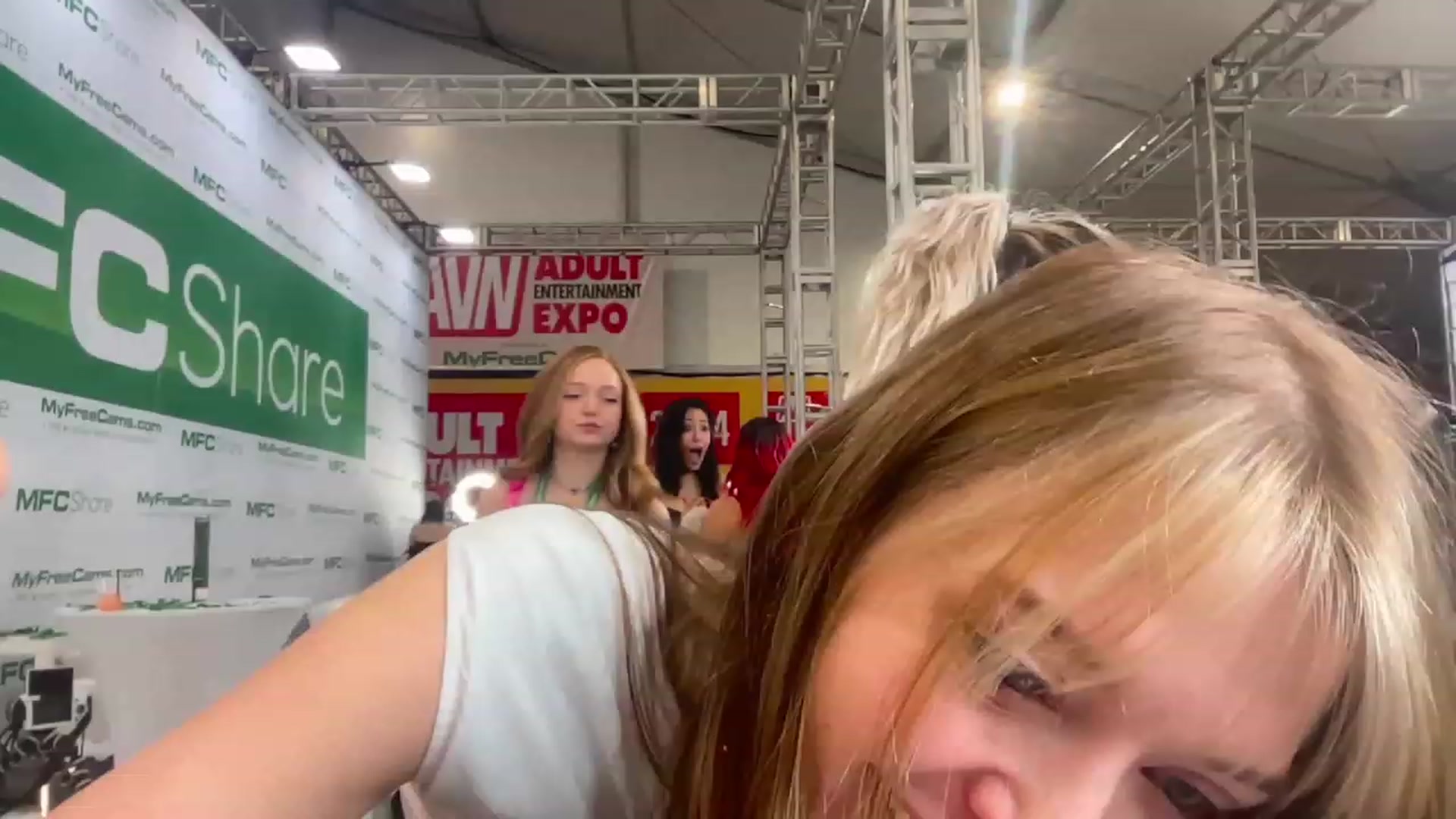 Gallery image thumbnail from diney_'s myfreecams stream on, 01/27/2024, 02:14 image 15 of 20