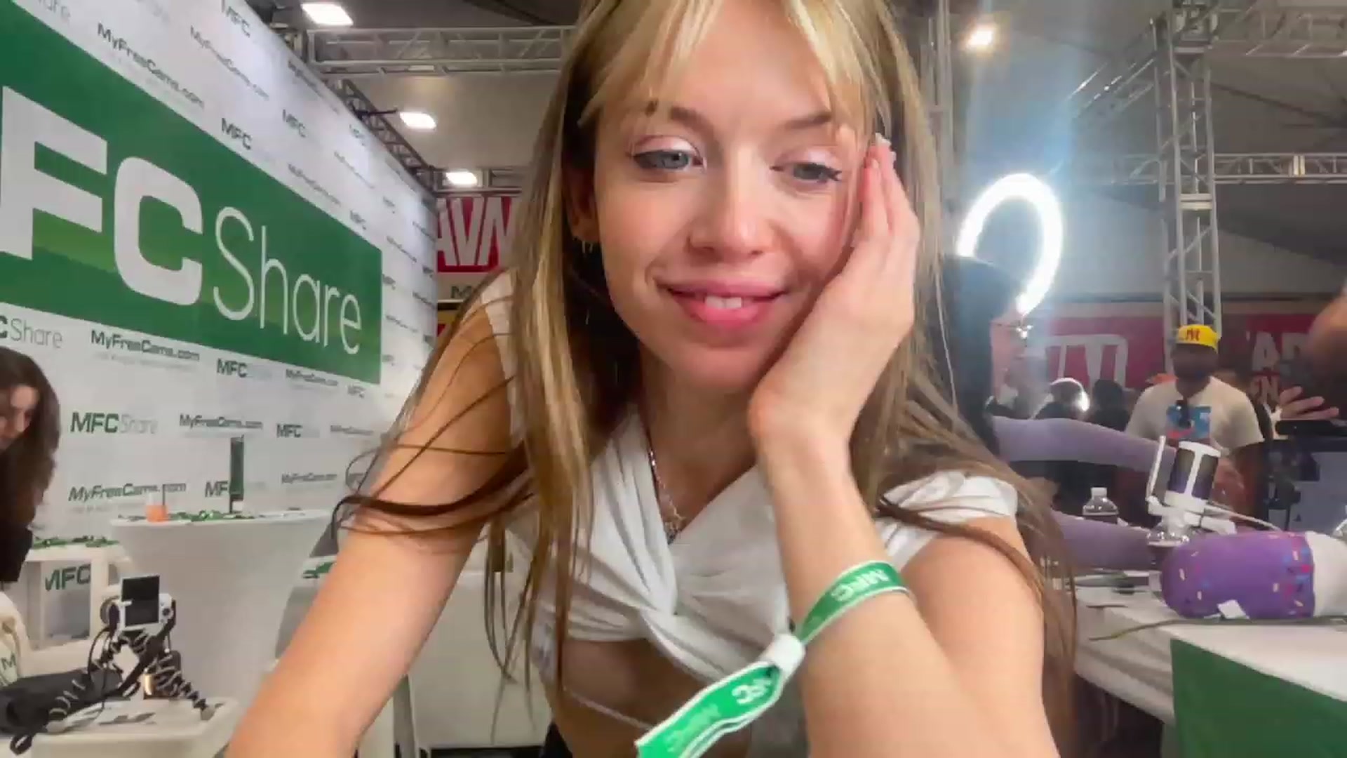 Gallery image thumbnail from diney_'s myfreecams stream on, 01/27/2024, 02:14 image 5 of 20