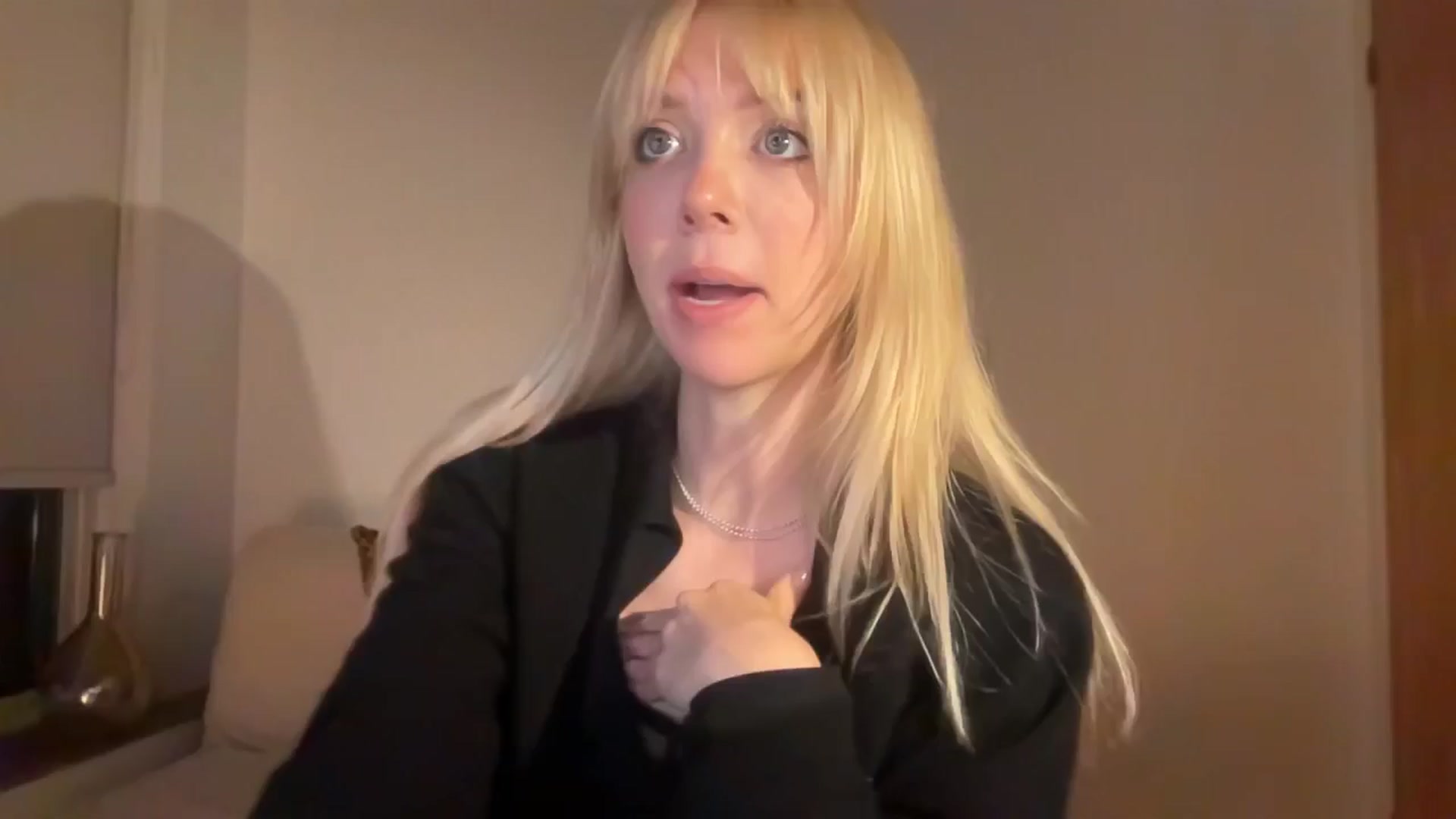 Gallery image thumbnail from diney_'s myfreecams stream on, 10/19/2024, 02:30 image 10 of 20