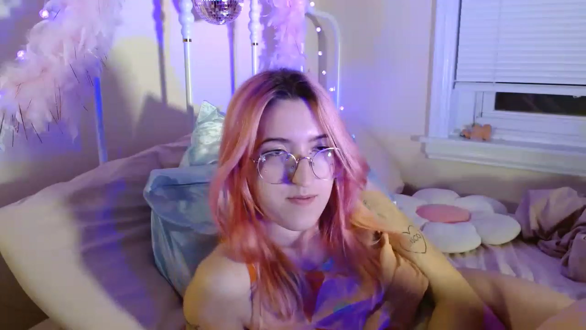 Gallery image thumbnail from discobb's myfreecams stream on, 01/10/2023, 11:19 image 18 of 20
