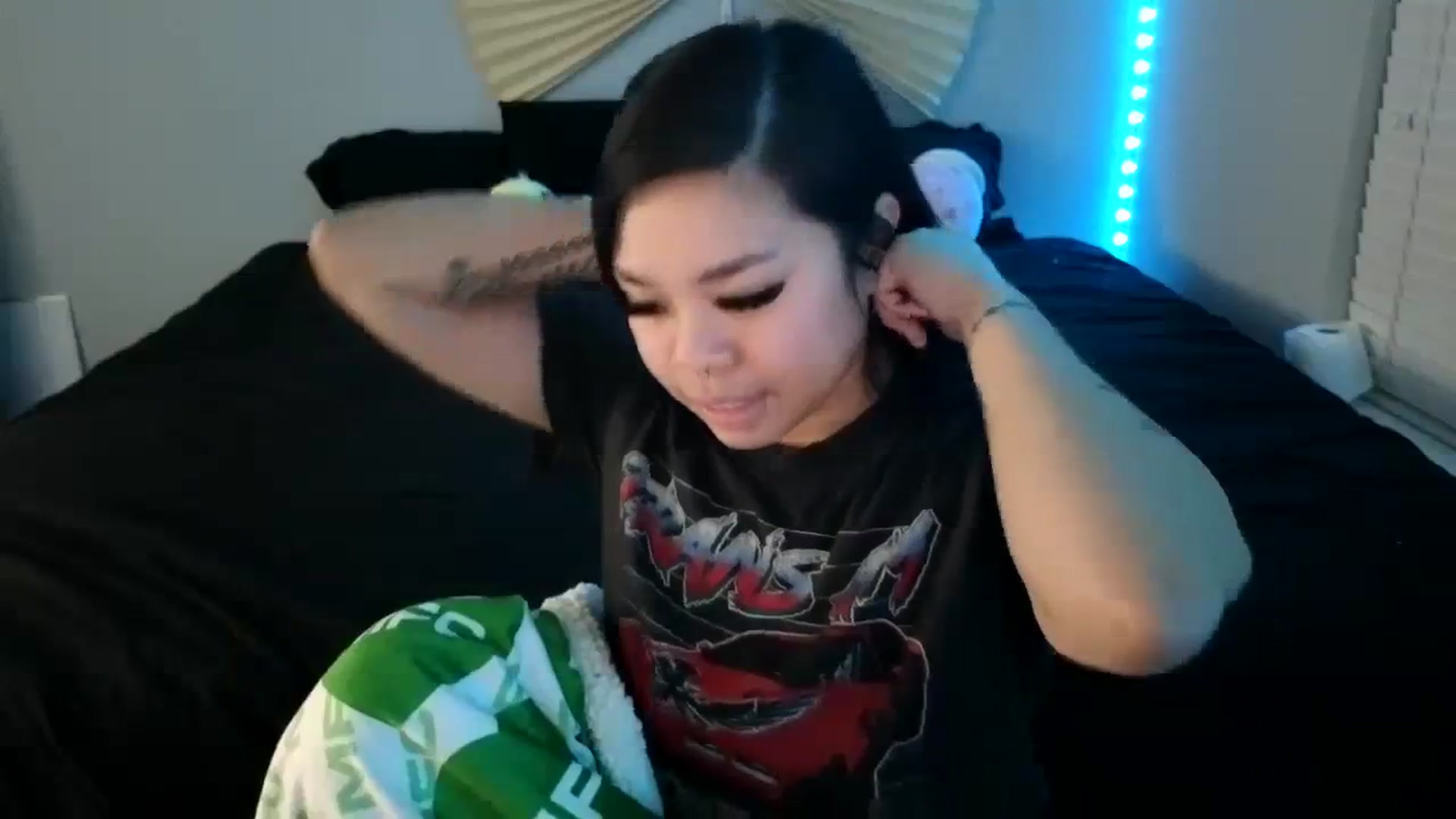 Gallery image thumbnail from dolllface's myfreecams stream on, 08/28/2023, 09:27 image 18 of 20