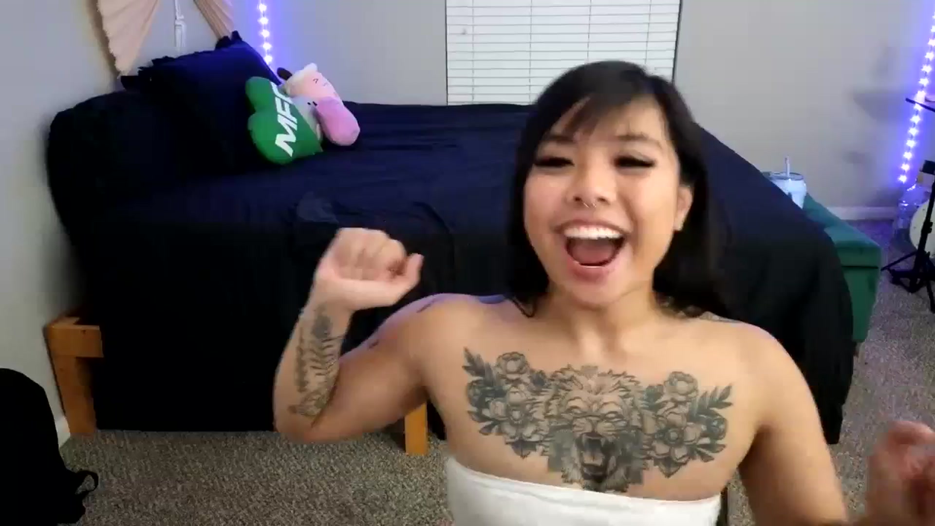 Gallery image thumbnail from dolllface's myfreecams stream on, 10/19/2023, 11:06 image 2 of 20