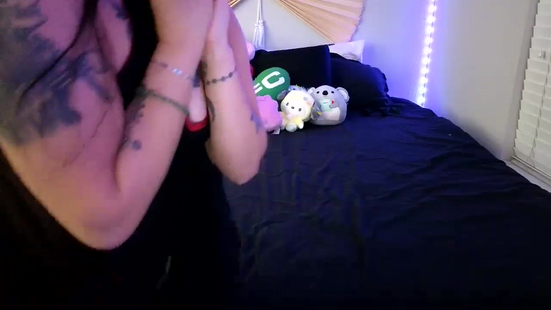 Gallery image thumbnail from dolllface's myfreecams stream on, 10/31/2023, 07:11 image 18 of 20