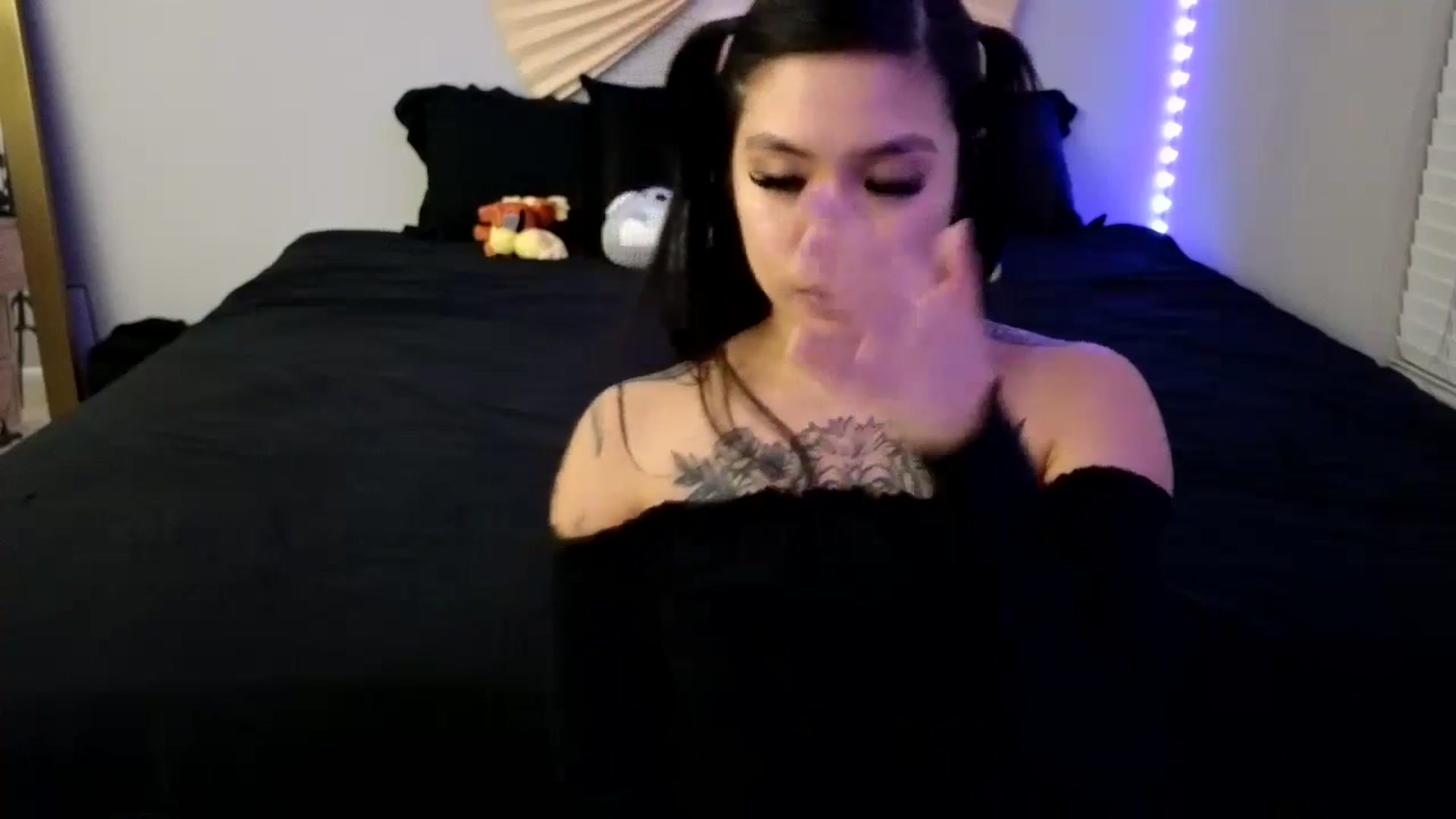 Gallery image thumbnail from dolllface's myfreecams stream on, 12/03/2023, 10:49 image 16 of 20